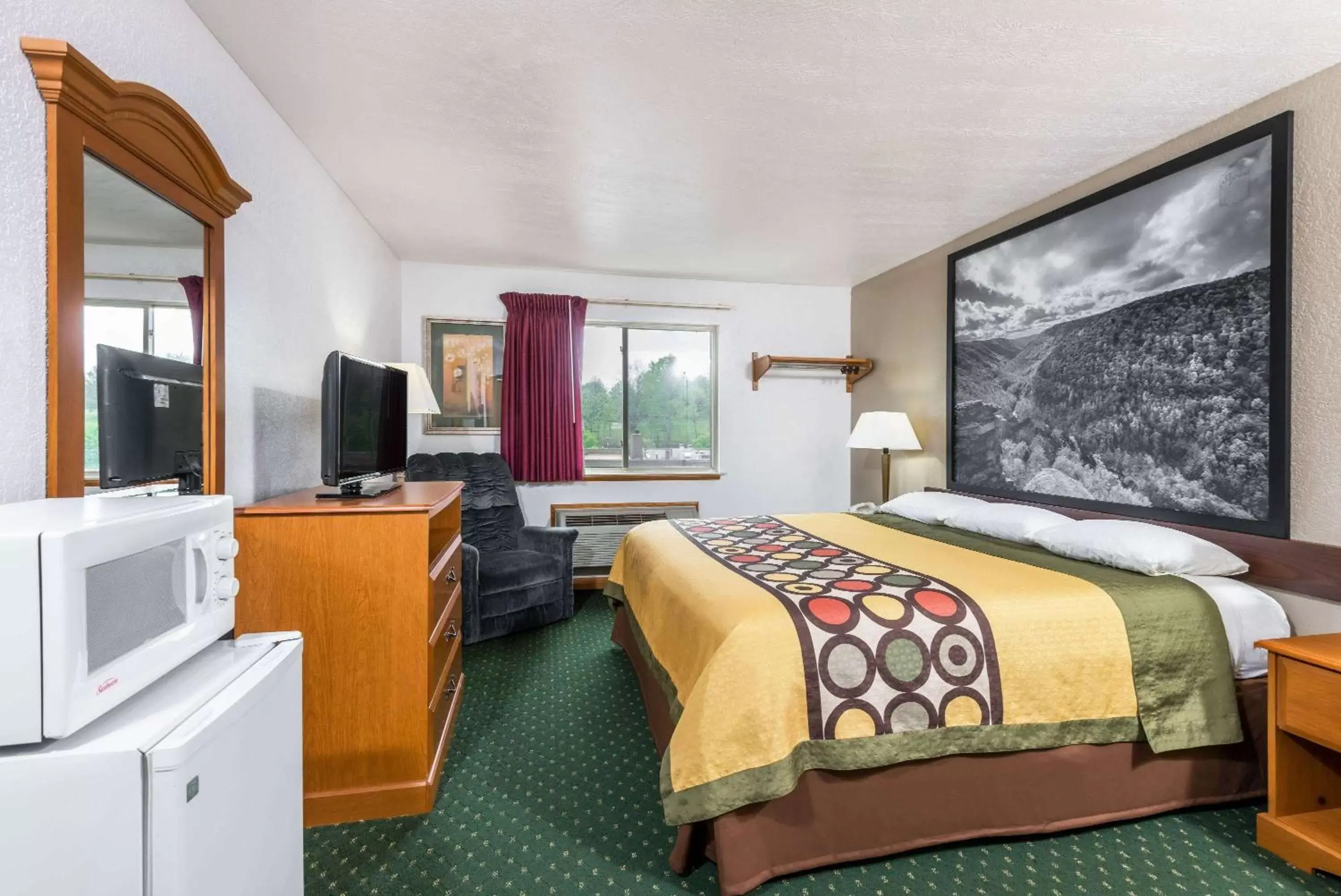 Photo of the whole room in Super 8 by Wyndham Fairmont