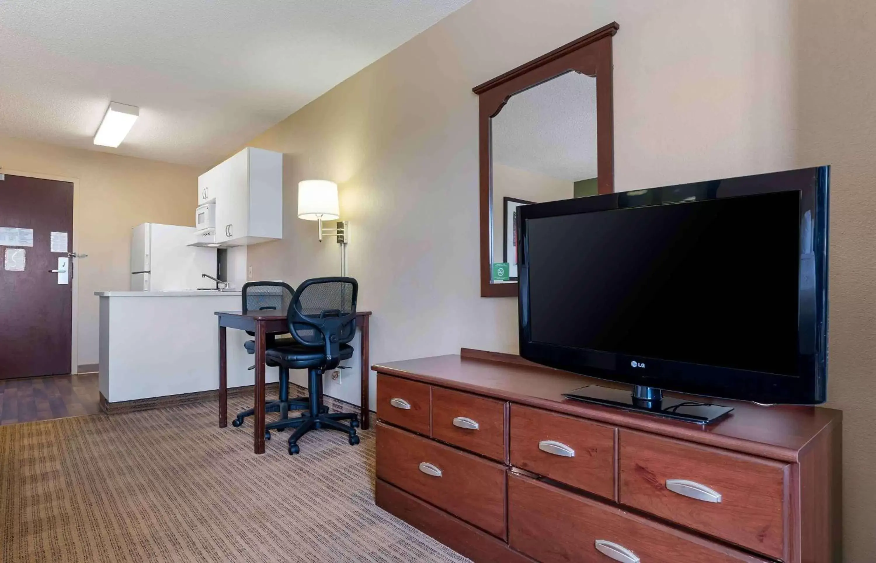 Bedroom, TV/Entertainment Center in Extended Stay America Suites - Chicago - Hanover Park