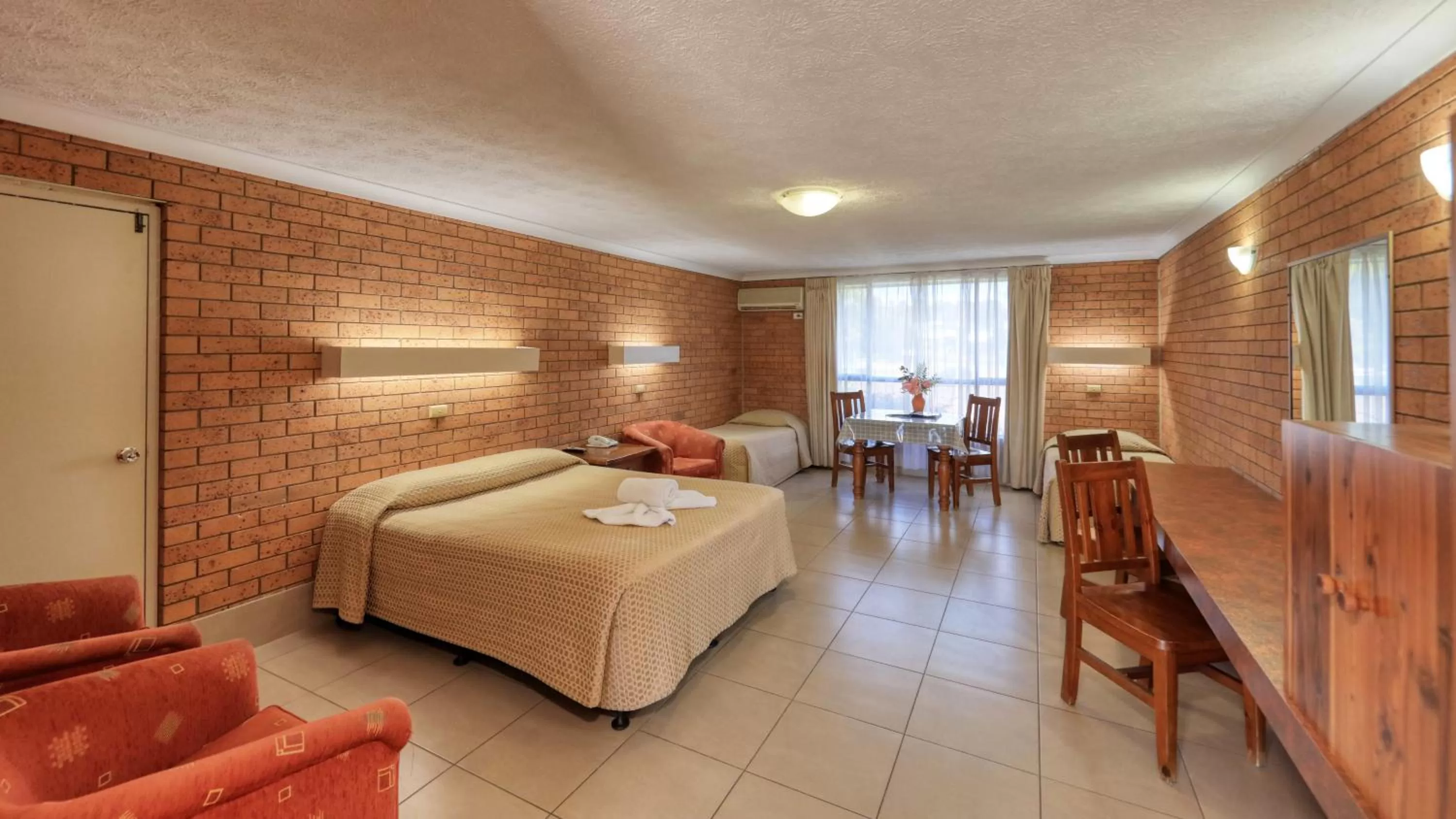 Bed in James Street Motor Inn