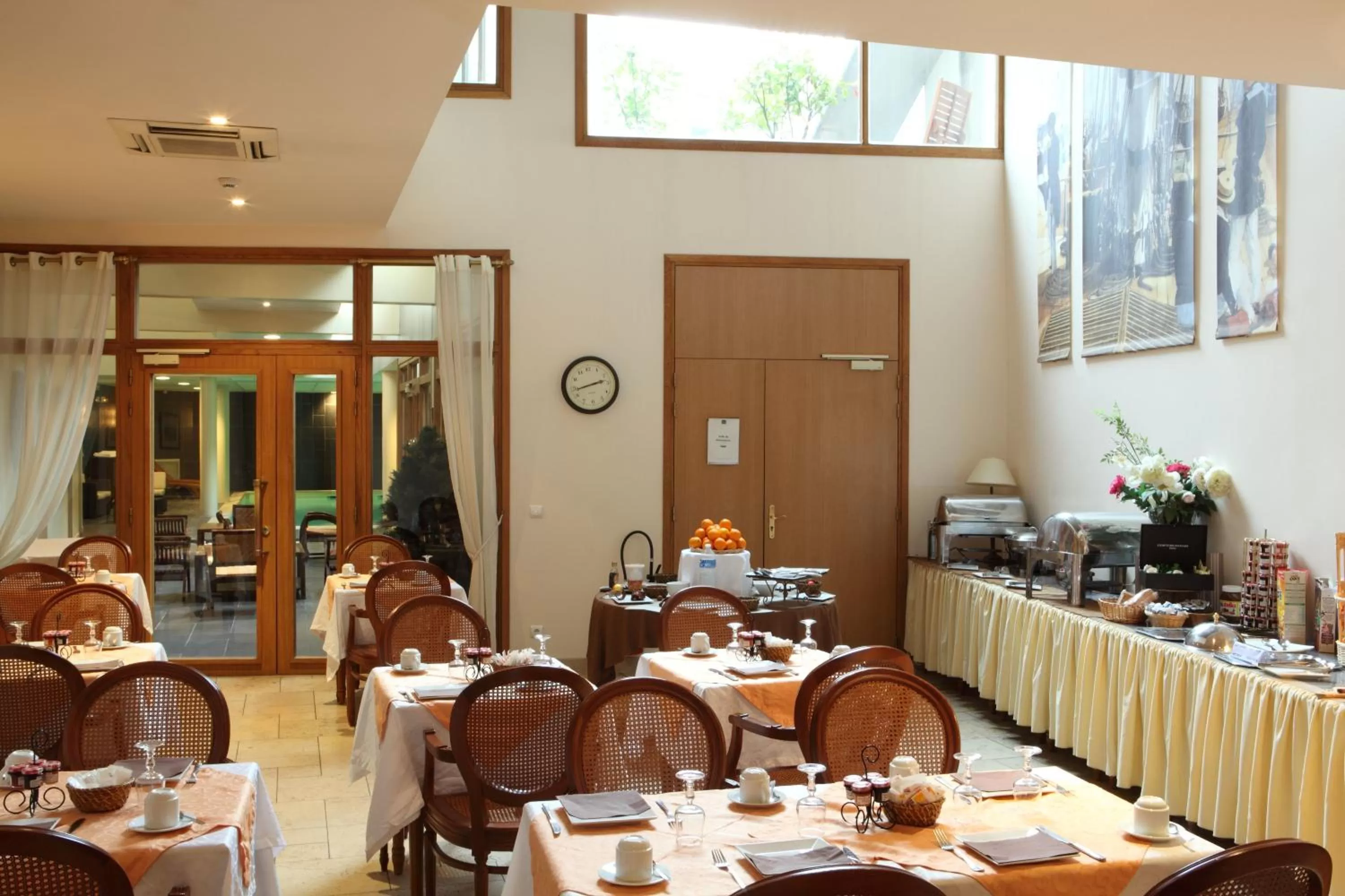 Restaurant/places to eat in Amiral Hôtel