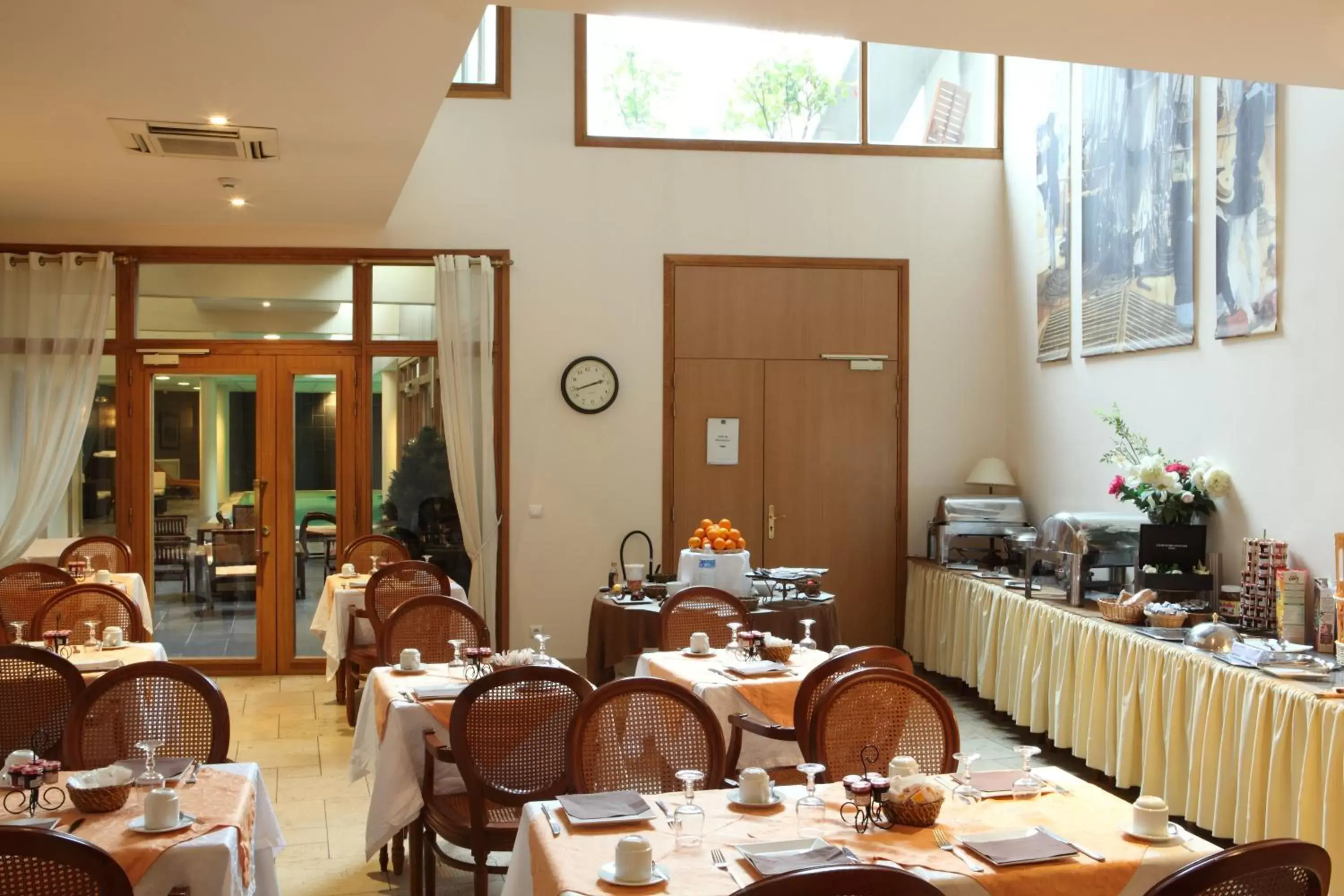 Restaurant/Places to Eat in Amiral Hôtel