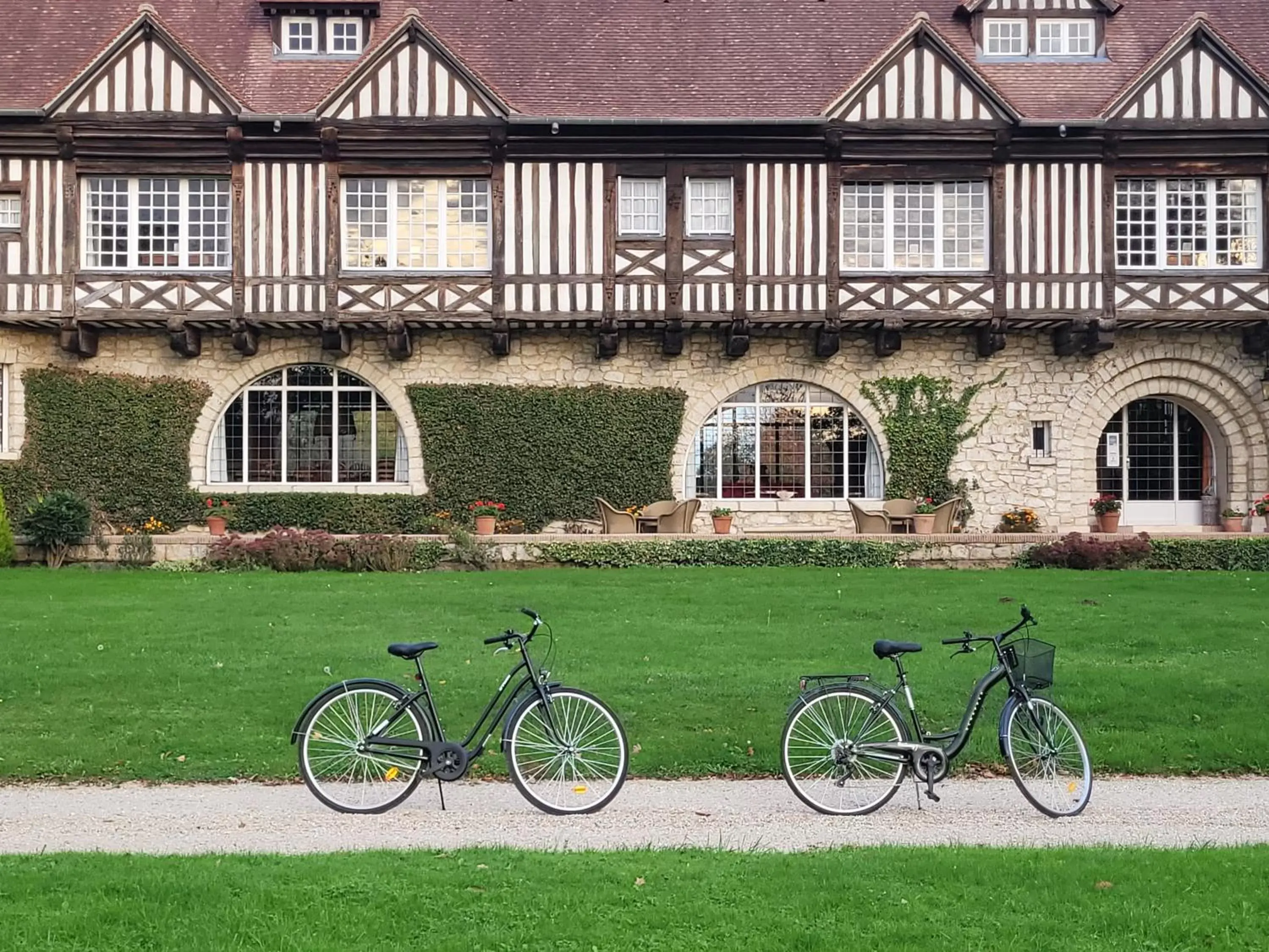 Cycling, Property Building in Chambres d'Hôtes Manoir de Beaumarchais