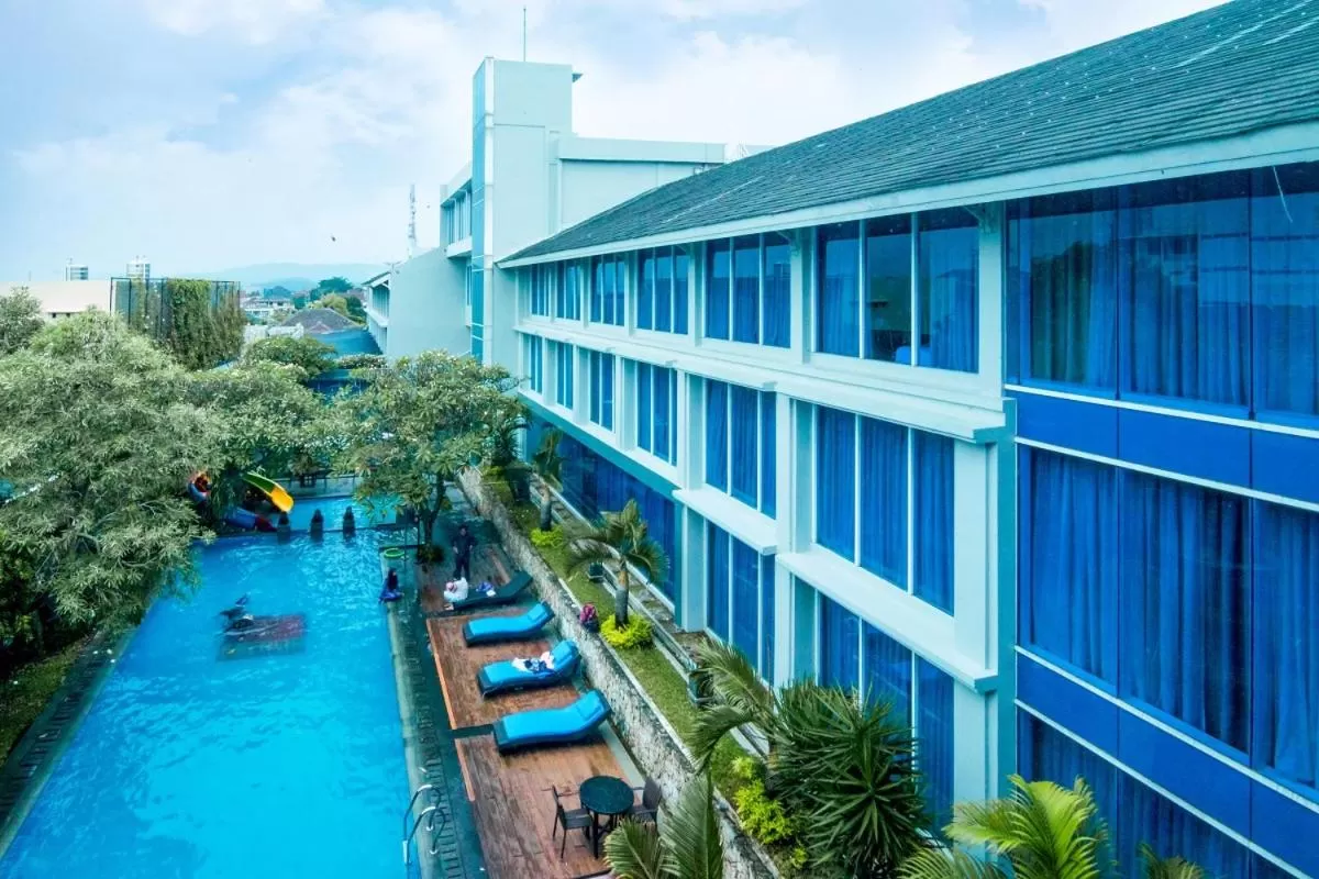 Swimming pool in Emersia Hotel and Resort