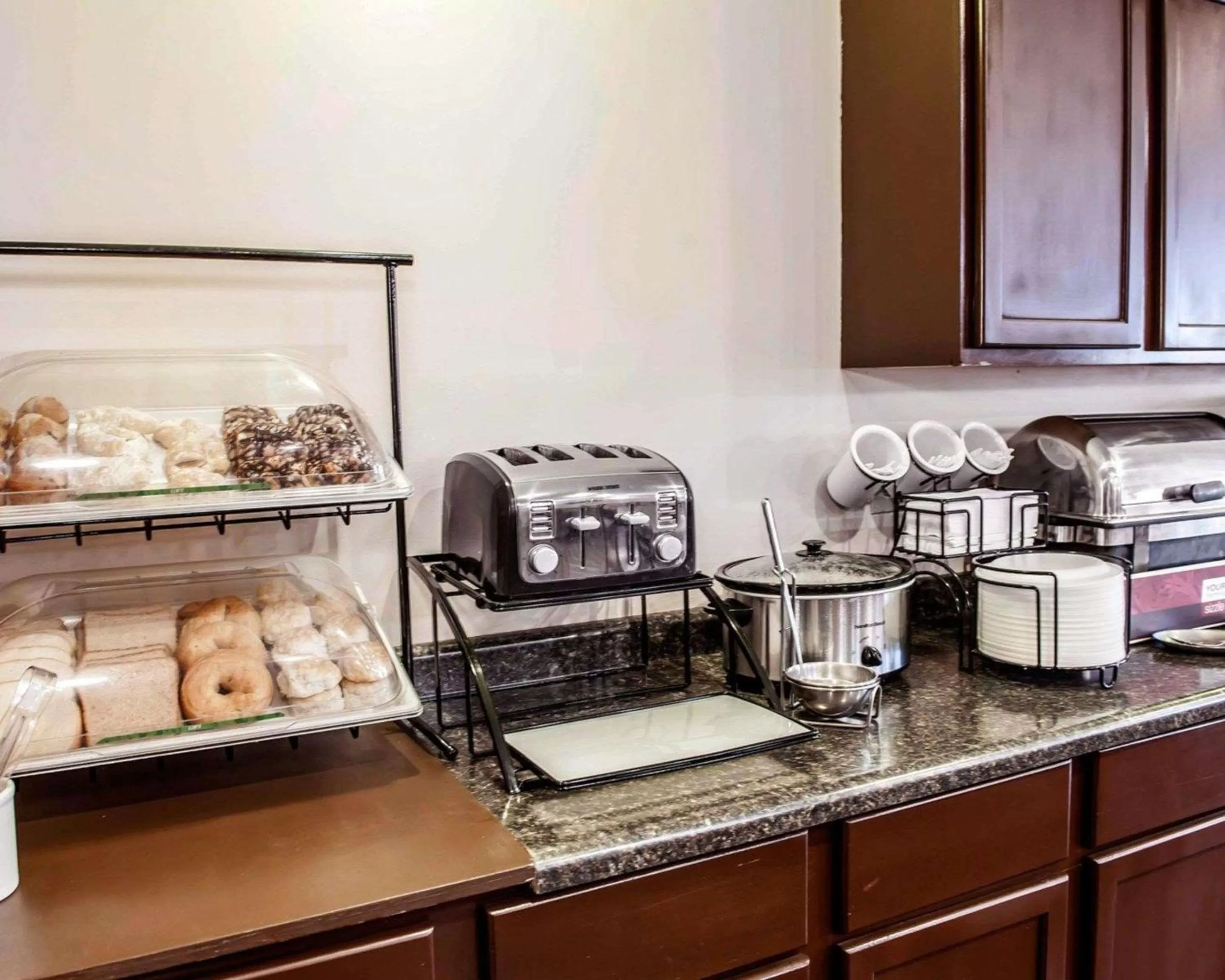 Restaurant/places to eat in Baymont by Wyndham Richmond I-70