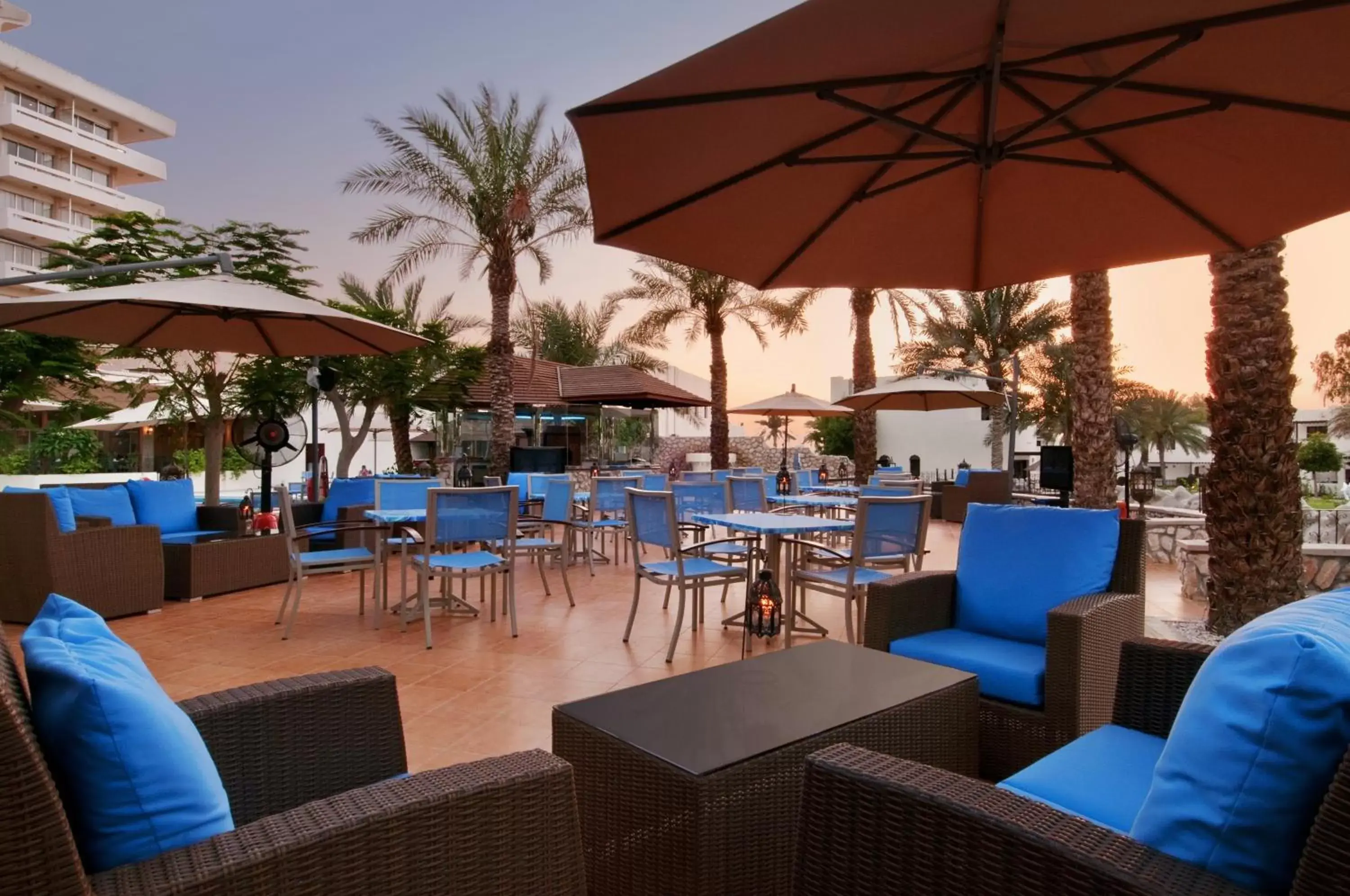 Lounge or bar in Radisson Blu Hotel & Resort, Al Ain