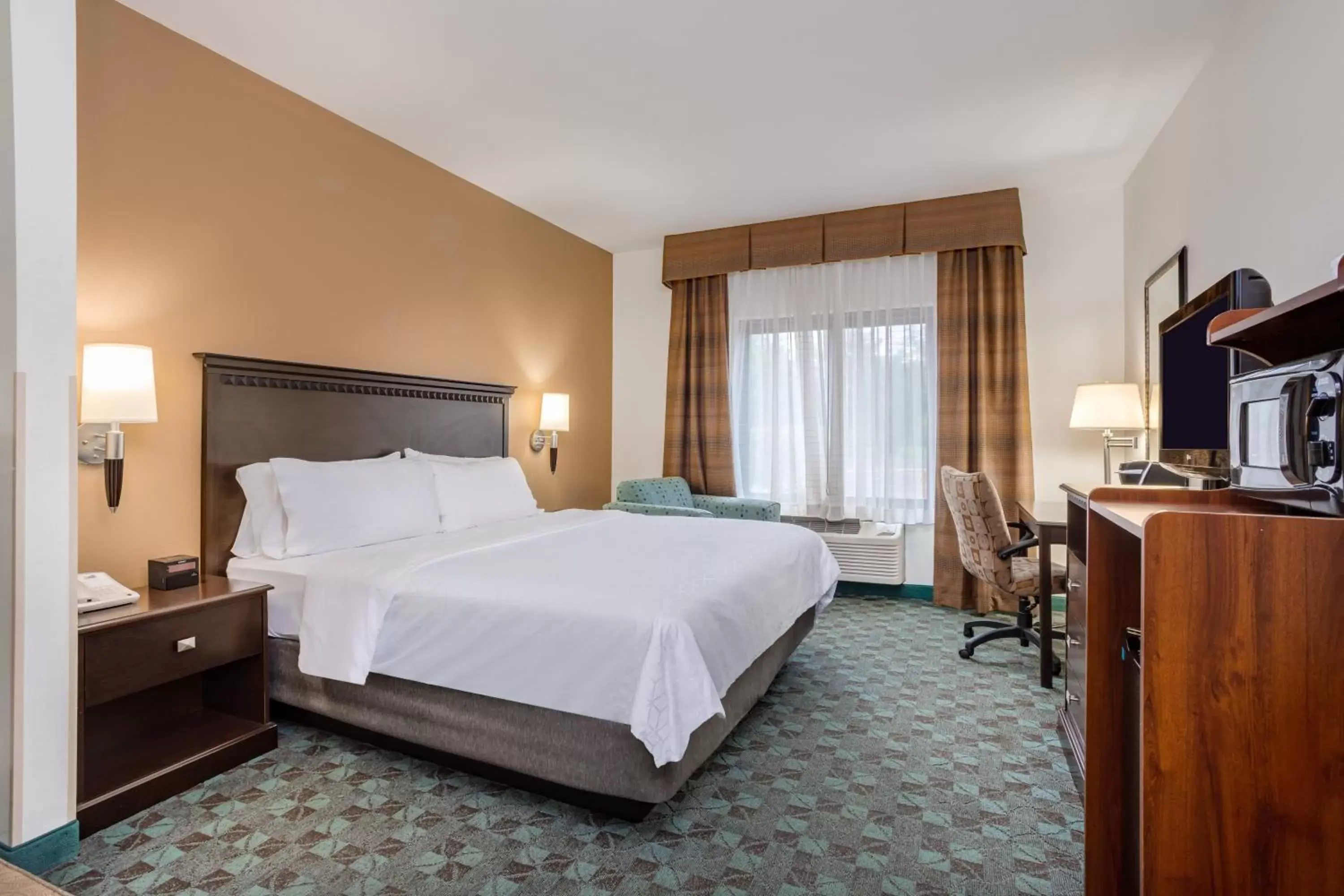 Photo of the whole room, Bed in Holiday Inn Express Hotel & Suites Canton, an IHG Hotel