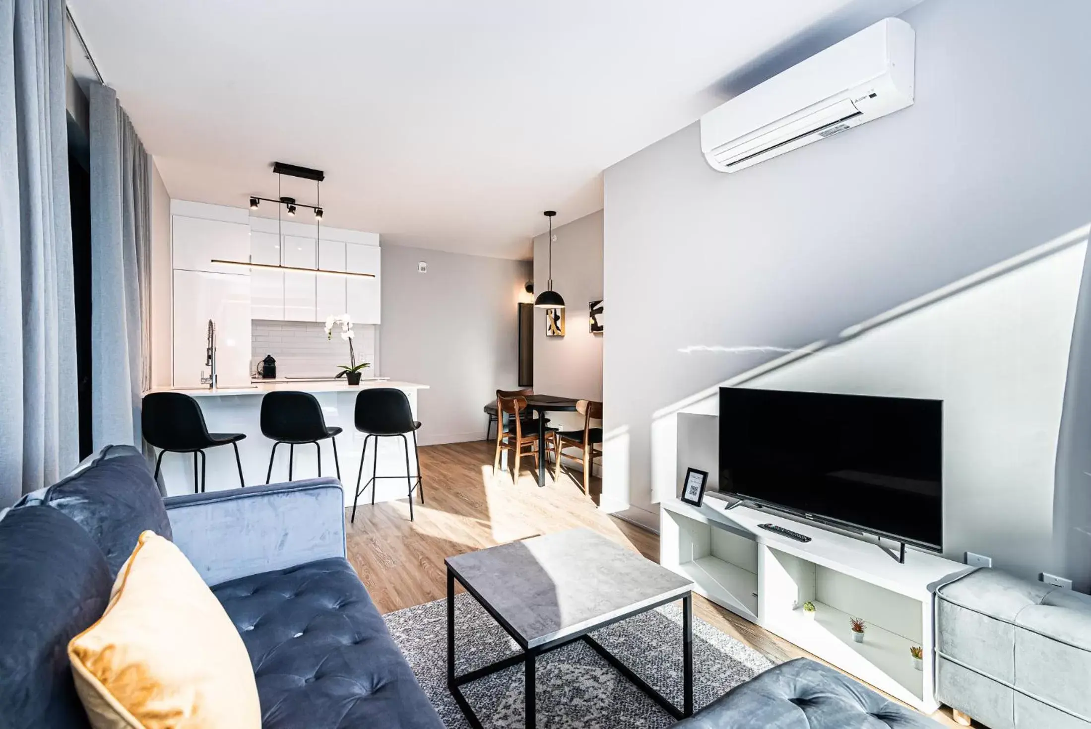 TV and multimedia, TV/Entertainment Center in WRFY Griffintown Apartment