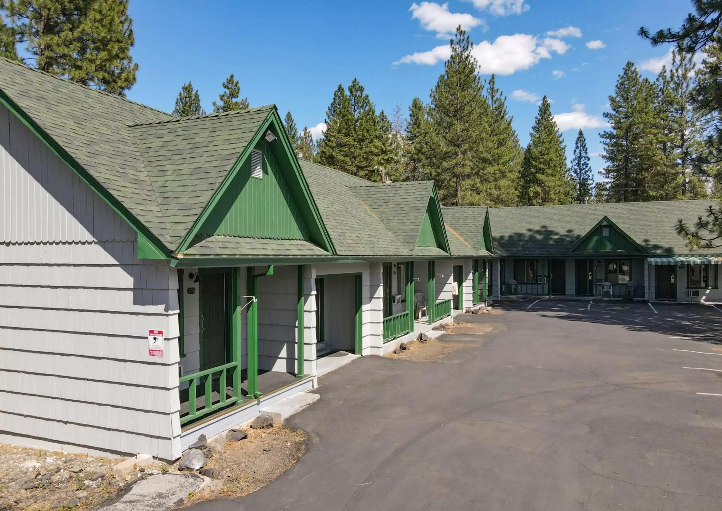 Property Building in Green Gables Motel & Suites