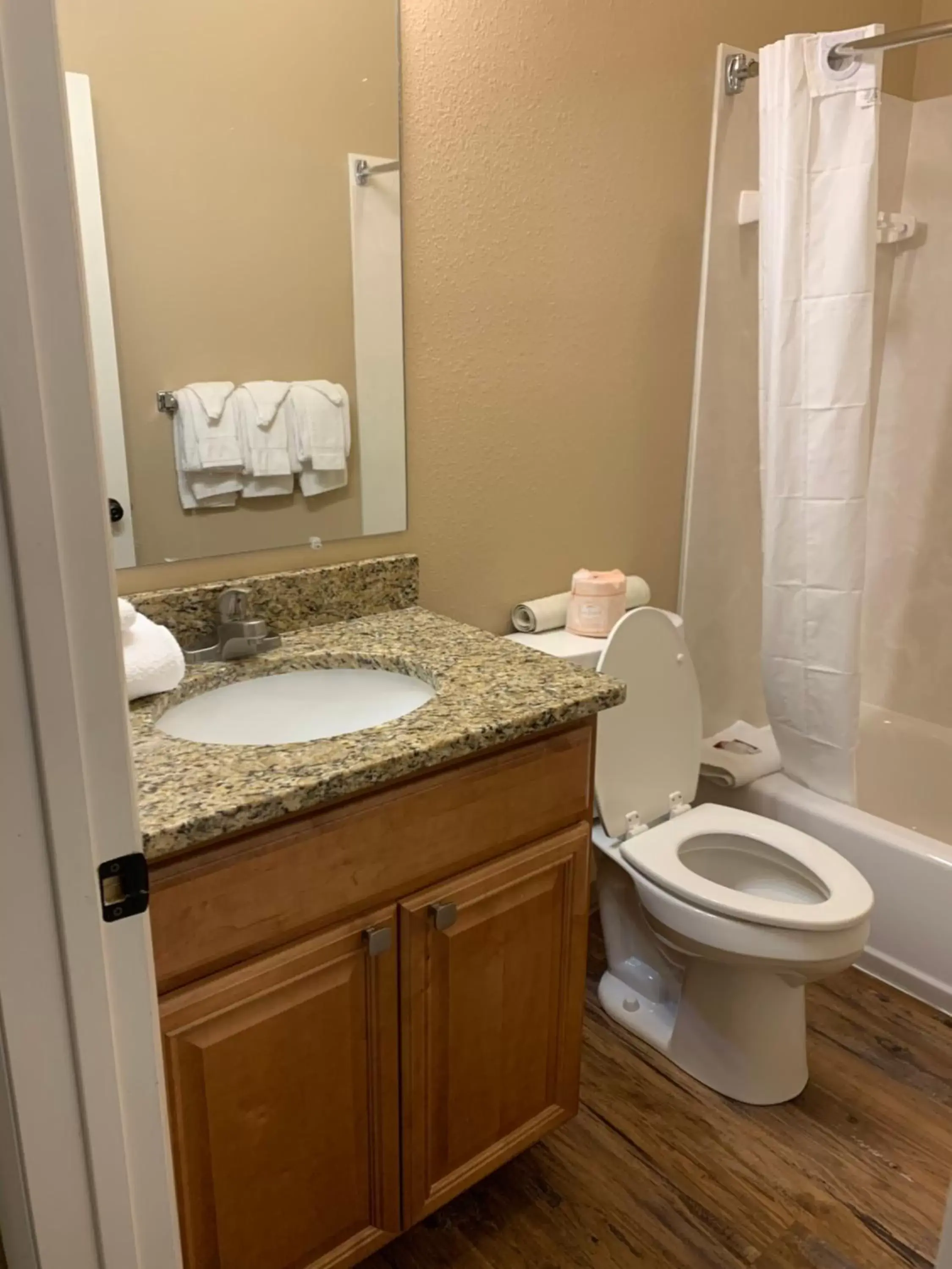 Bathroom in Carr's Northside Hotel and Cottages