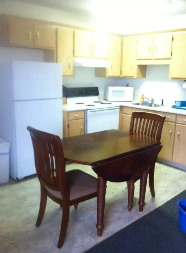 Dining Area in Douglas Inn & Suites, Blue Ridge, GA