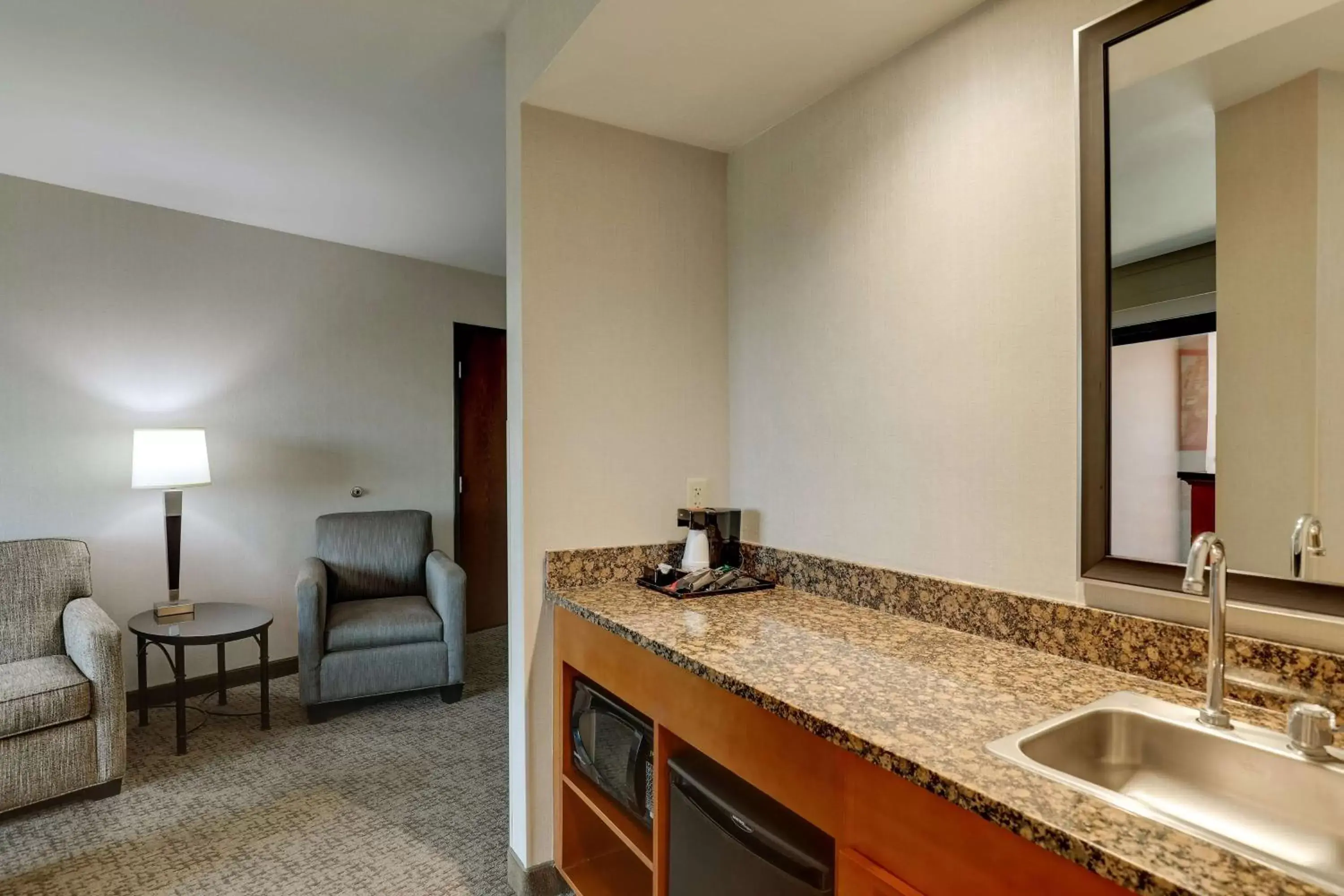 Bedroom, Kitchen/Kitchenette in Drury Inn & Suites Phoenix Airport