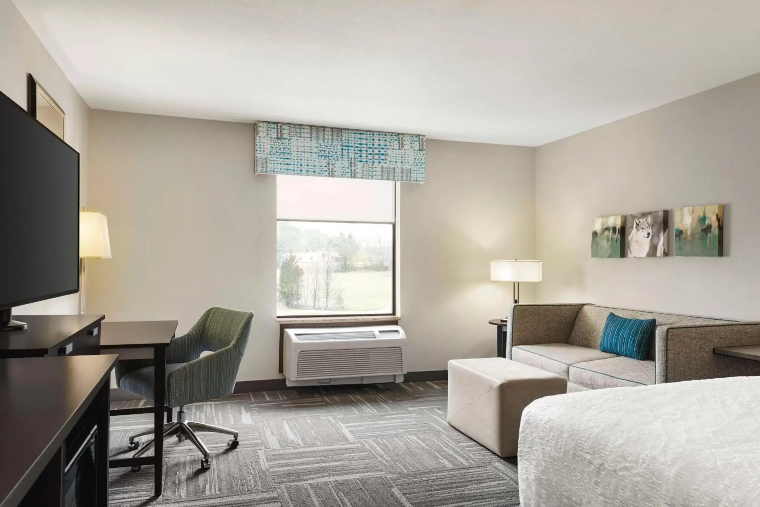 Bedroom, Seating Area in Hampton Inn New Albany