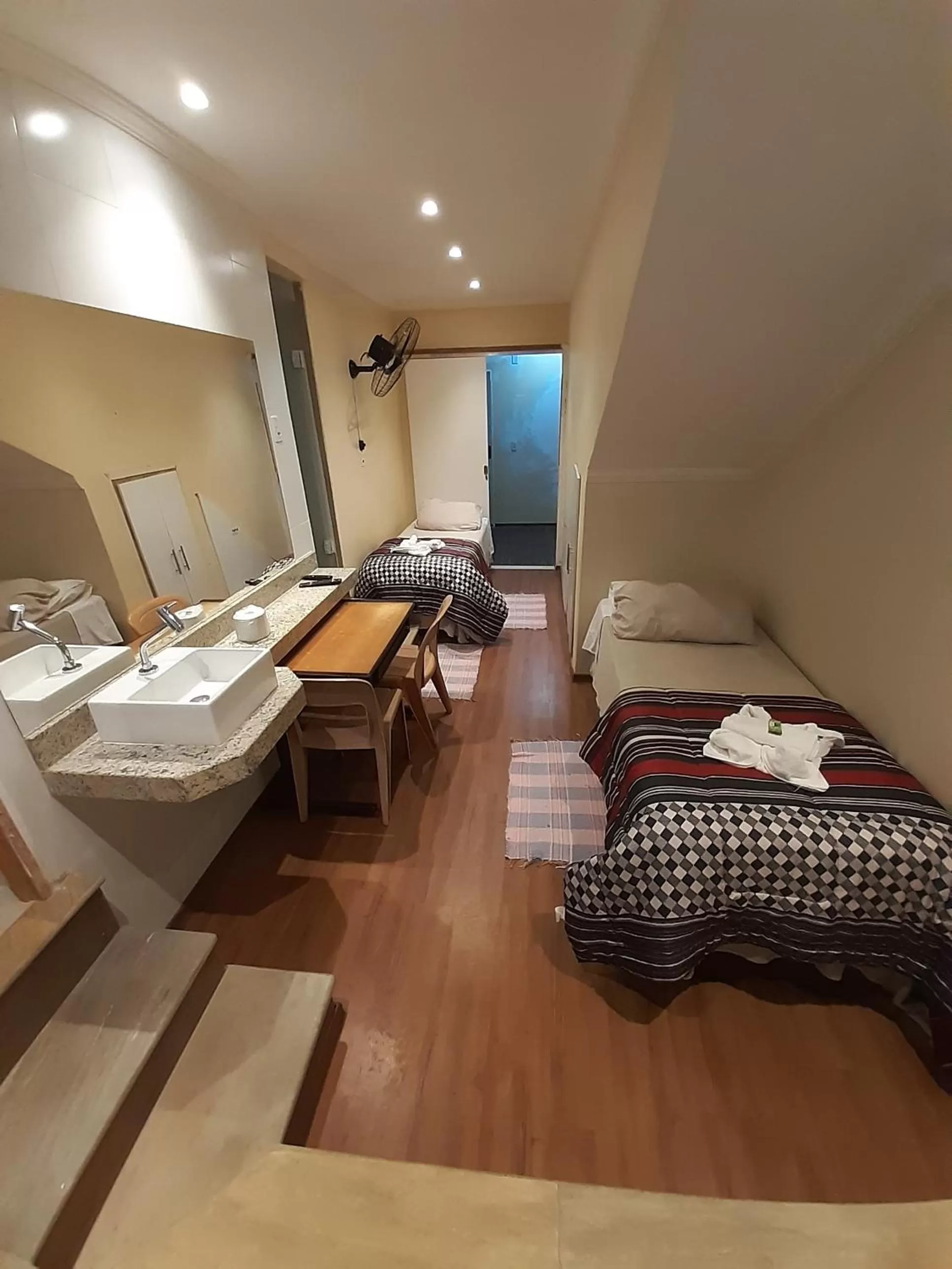 Shower, Bed in Pousada Reino Encantado - São Thomé das Letras - Minas Gerais