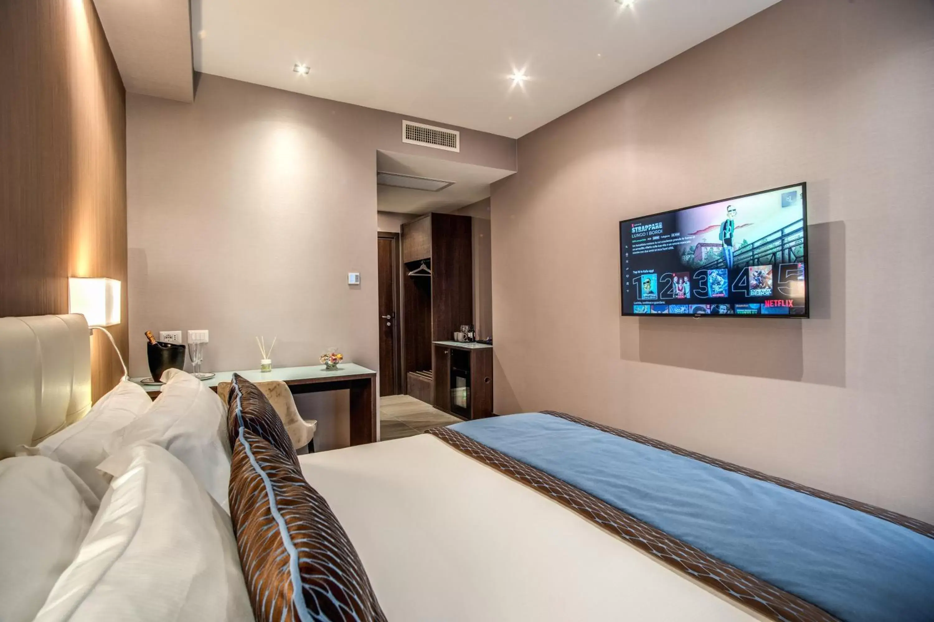 TV and multimedia, Bed in MZ HOTEL