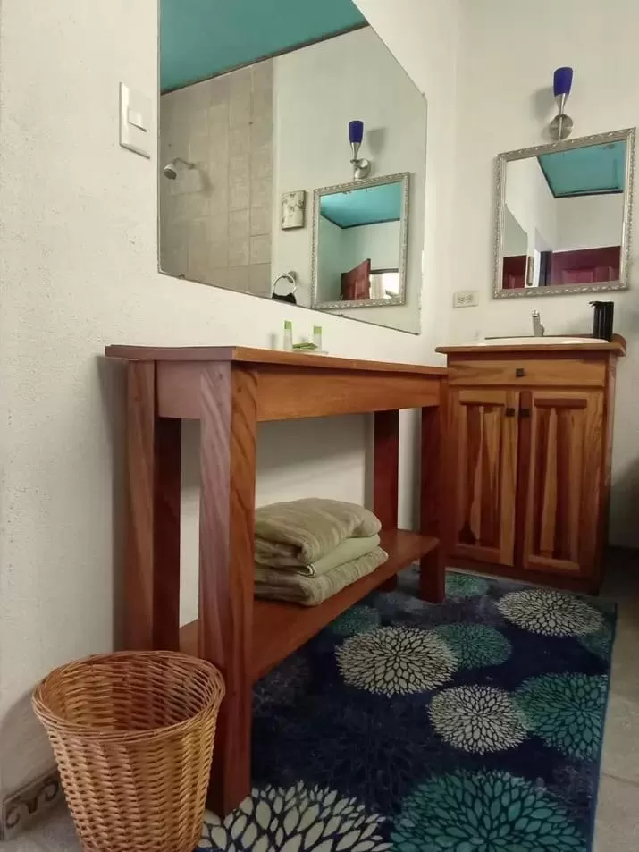 Bathroom, TV/Entertainment Center in Nirvana Apartament Hostal