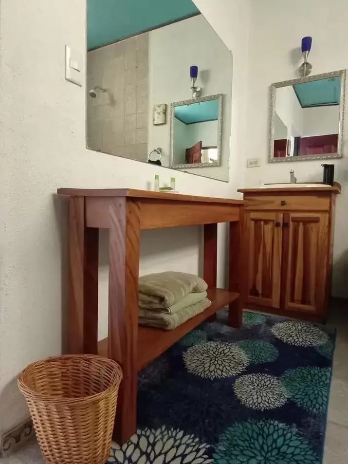 Bathroom, TV/Entertainment Center in Nirvana Apartament Hostal