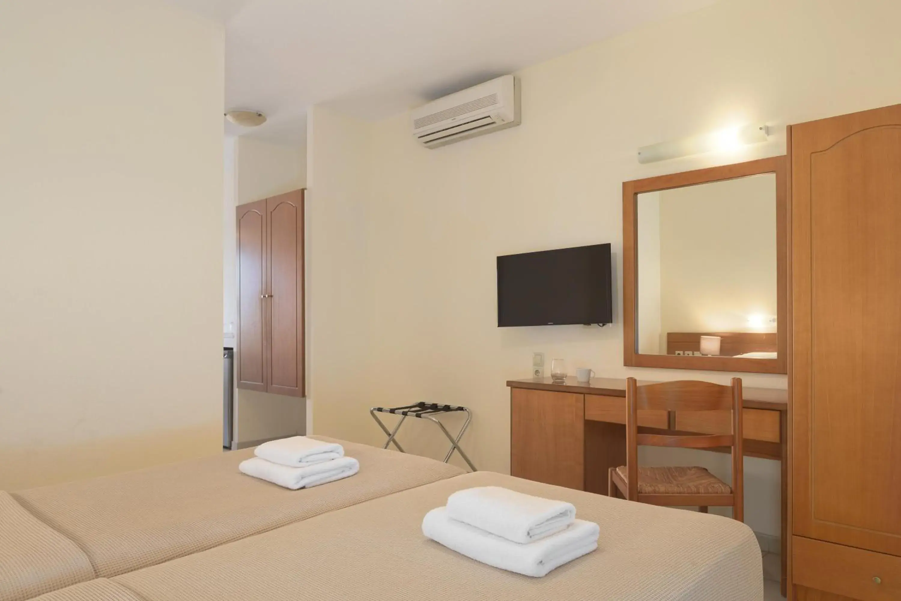 Photo of the whole room, Bed in Asterias Village