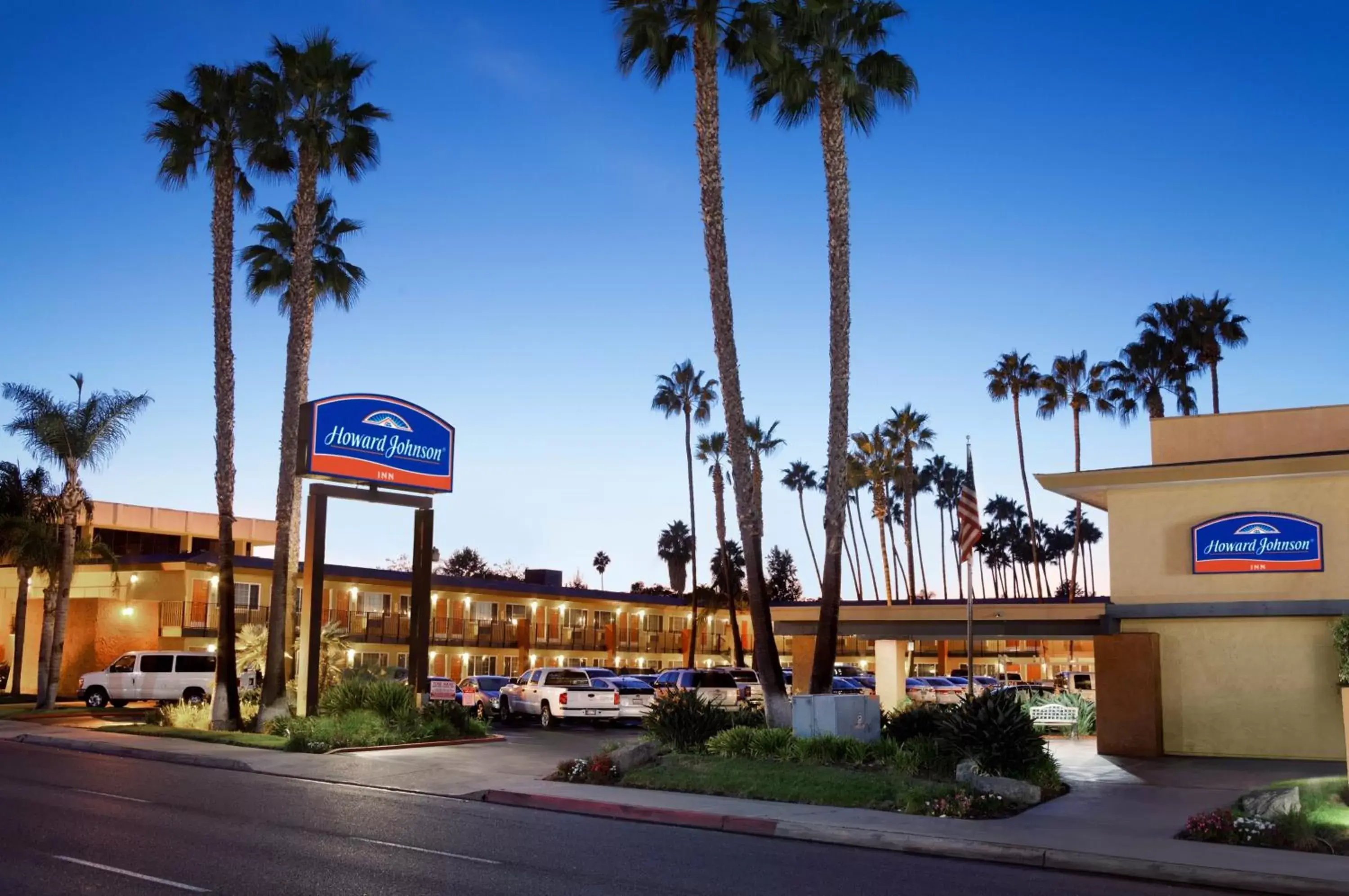 Facade/entrance, Property Building in Howard Johnson by Wyndham San Diego Sea World