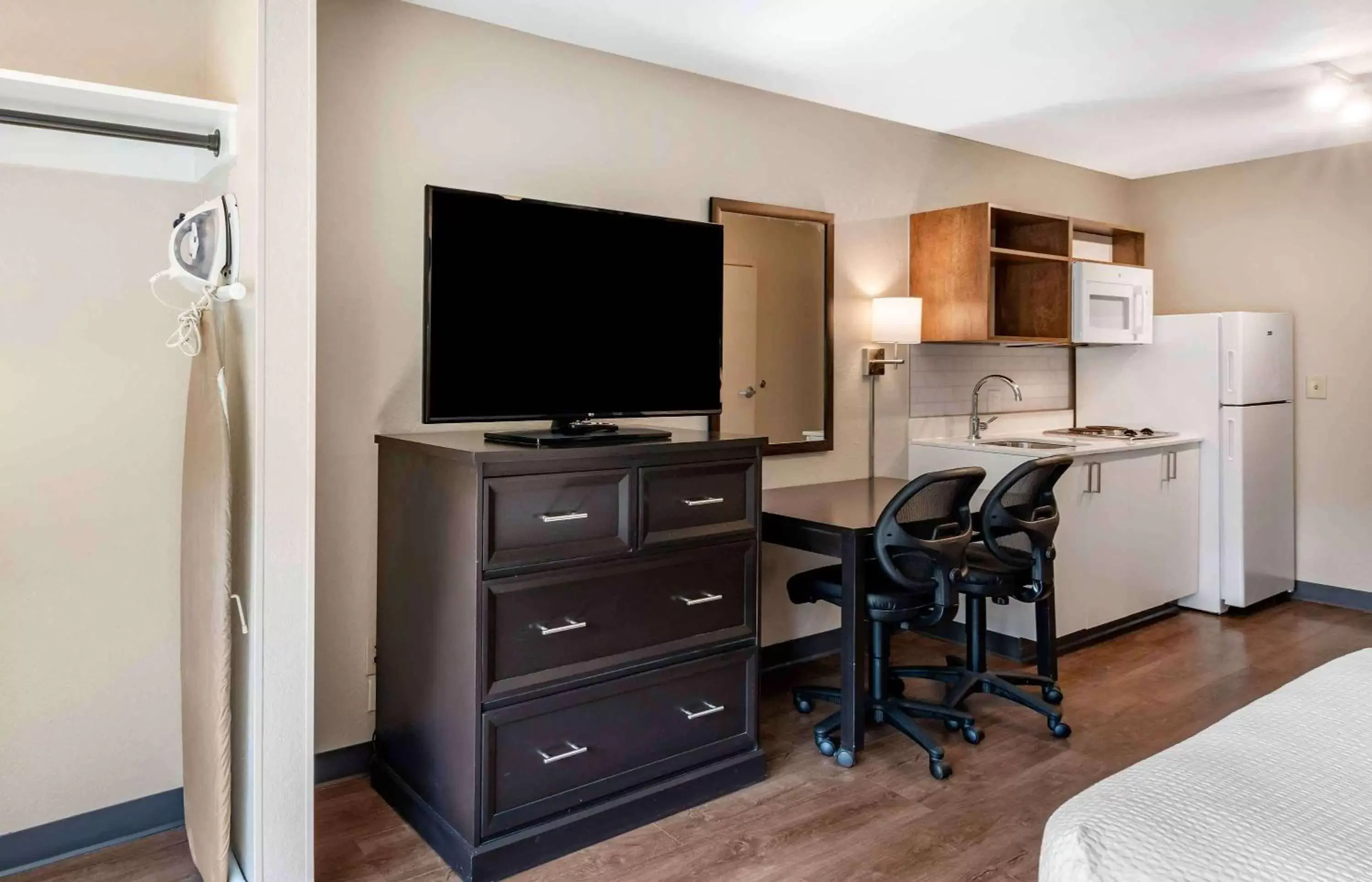 Bedroom, TV/Entertainment Center in Extended Stay America Suites - Fort Lauderdale - Plantation
