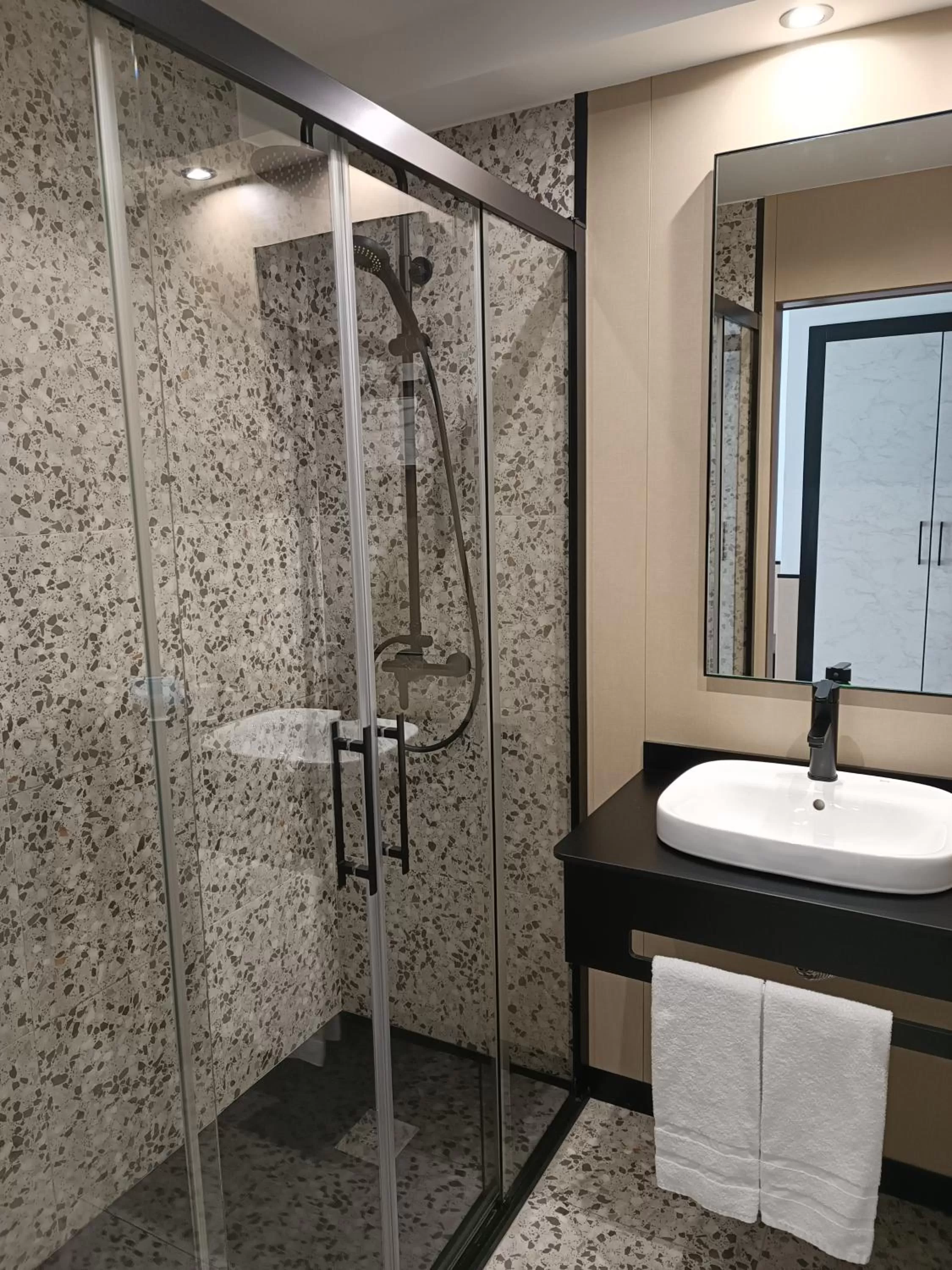 Shower in Hotel Costa Atlántica