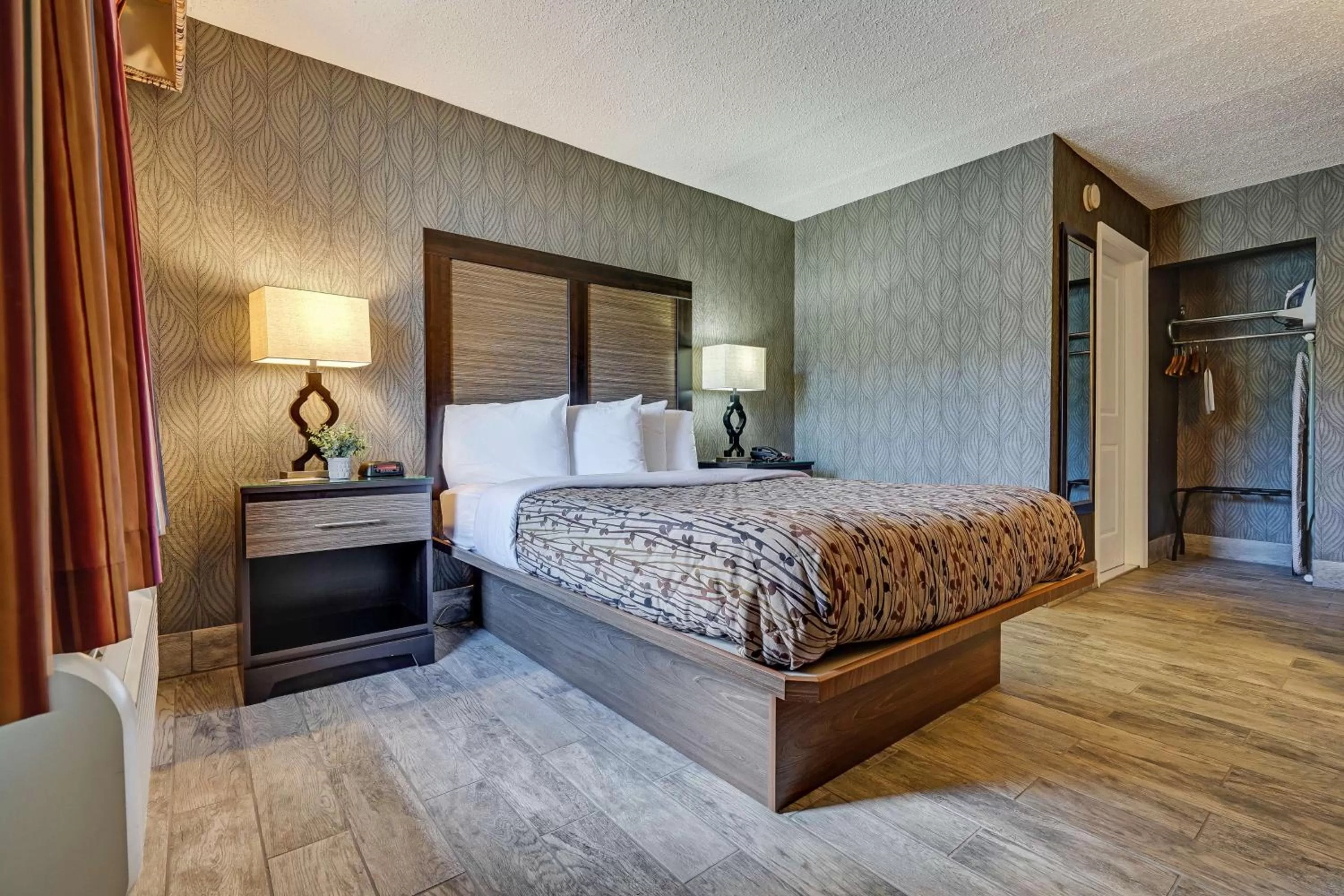 Photo of the whole room, Bed in Blue Creek Inn