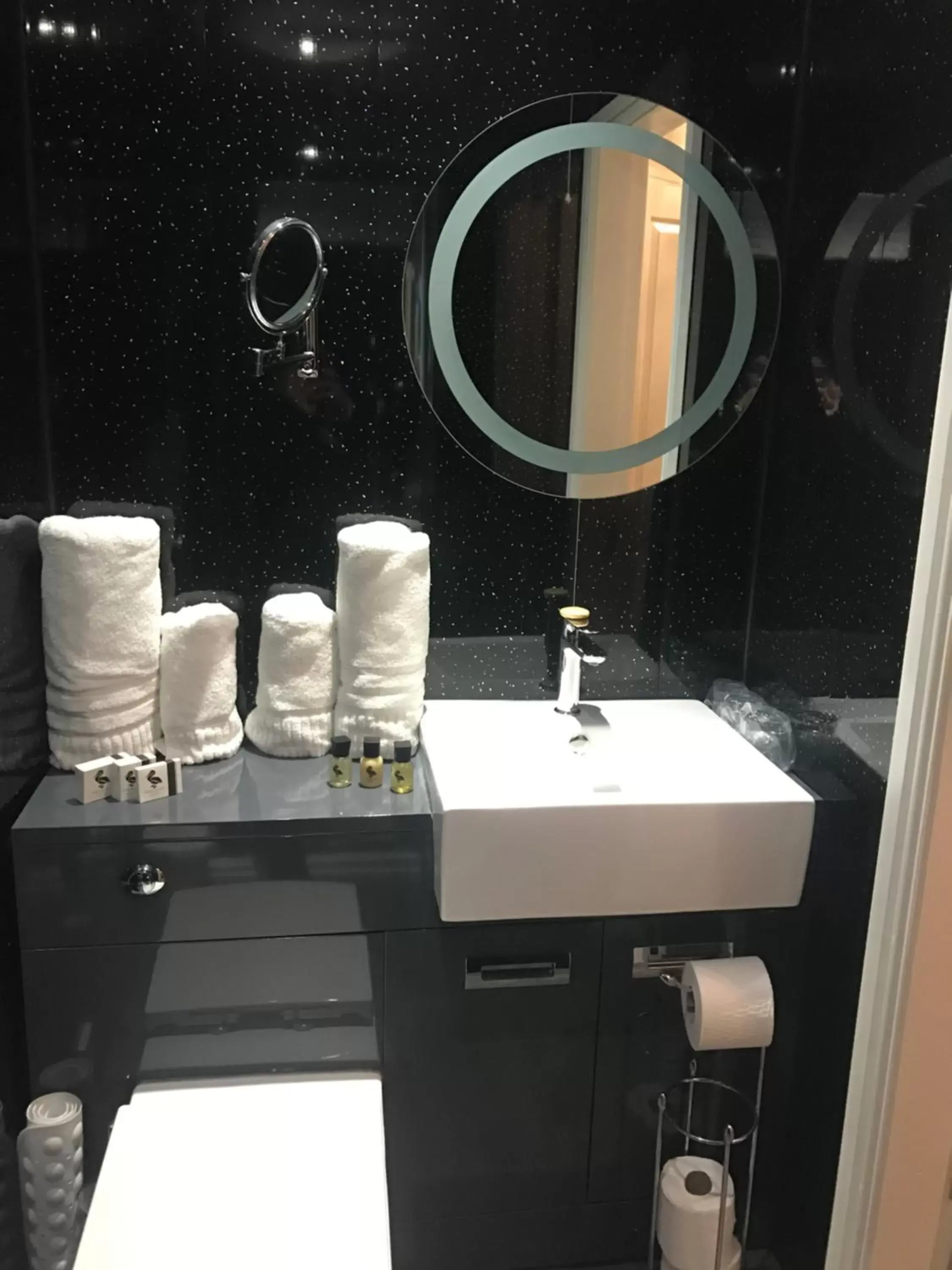 Bathroom in Lauriston & Lawton Court Hotel