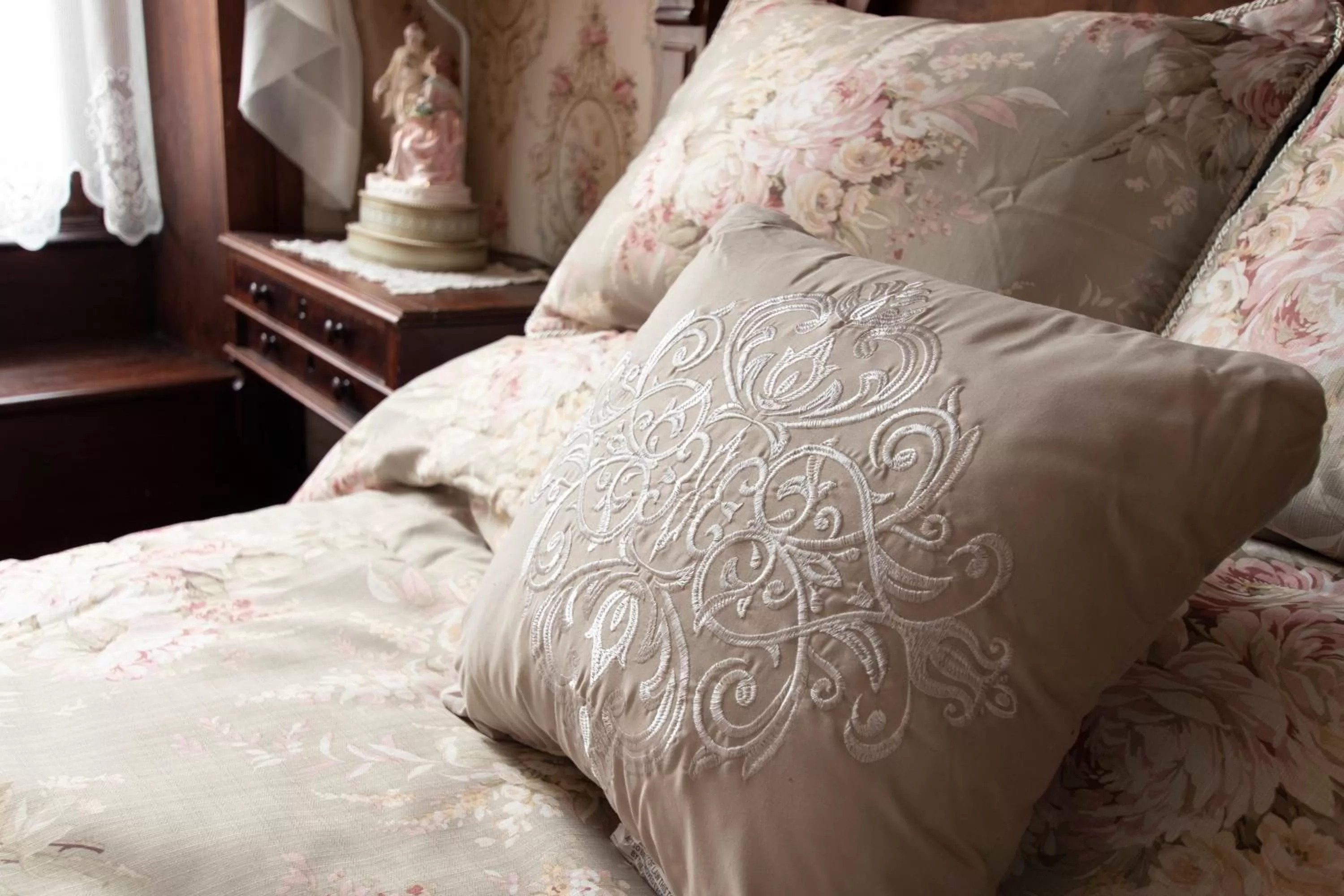 Decorative detail, Bed in Gifford-Risley House Bed and Breakfast