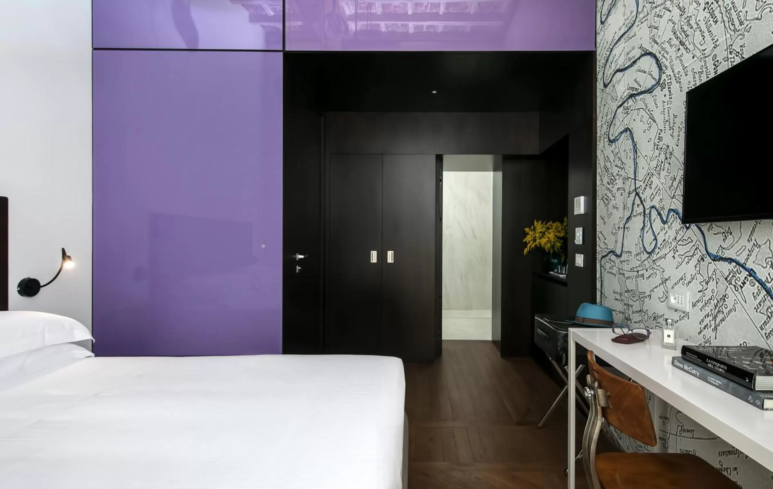 Bathroom, Bed in Boutique Centrale Palace Hotel