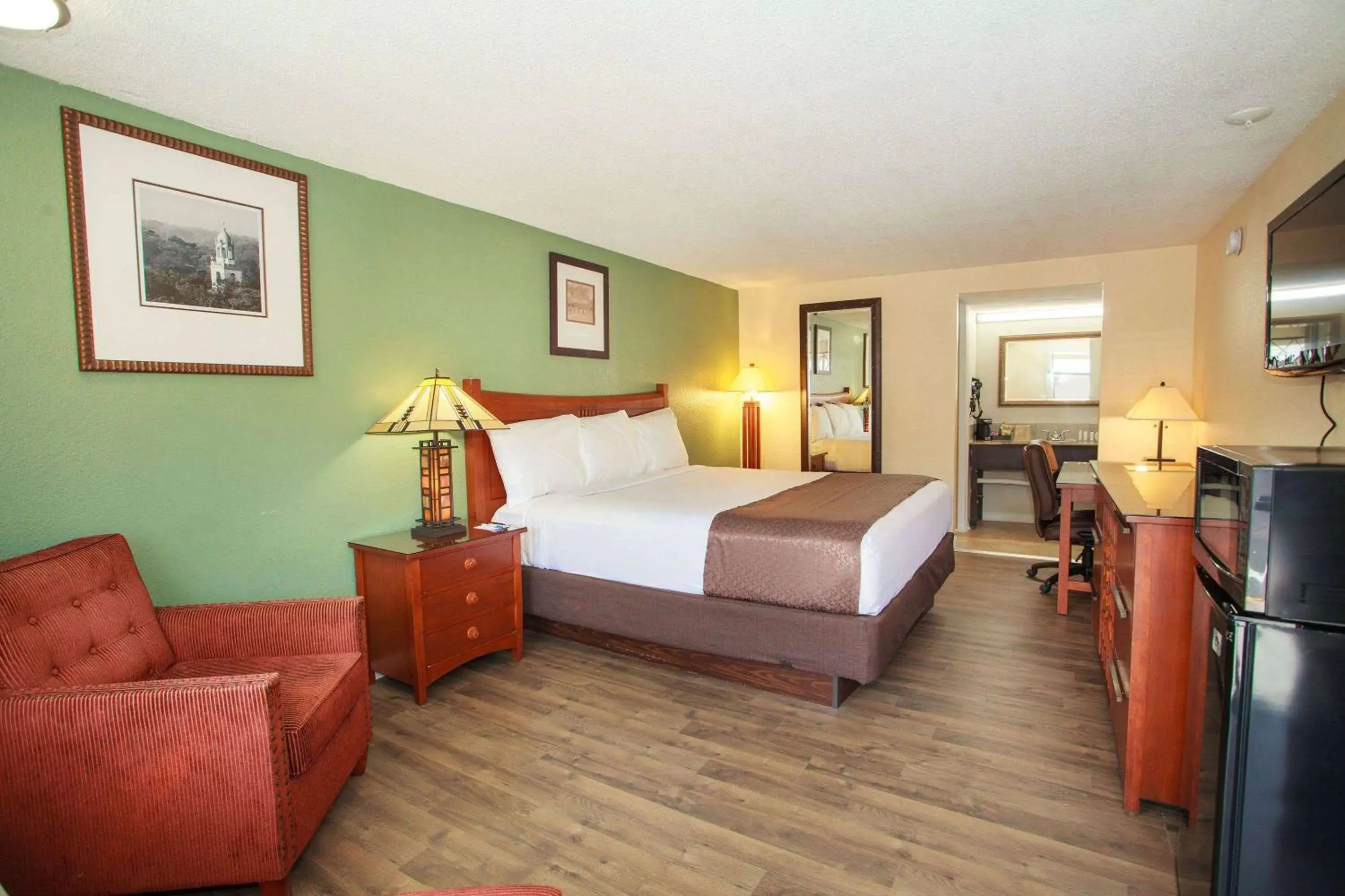 Photo of the whole room in Travelodge by Wyndham Macon West