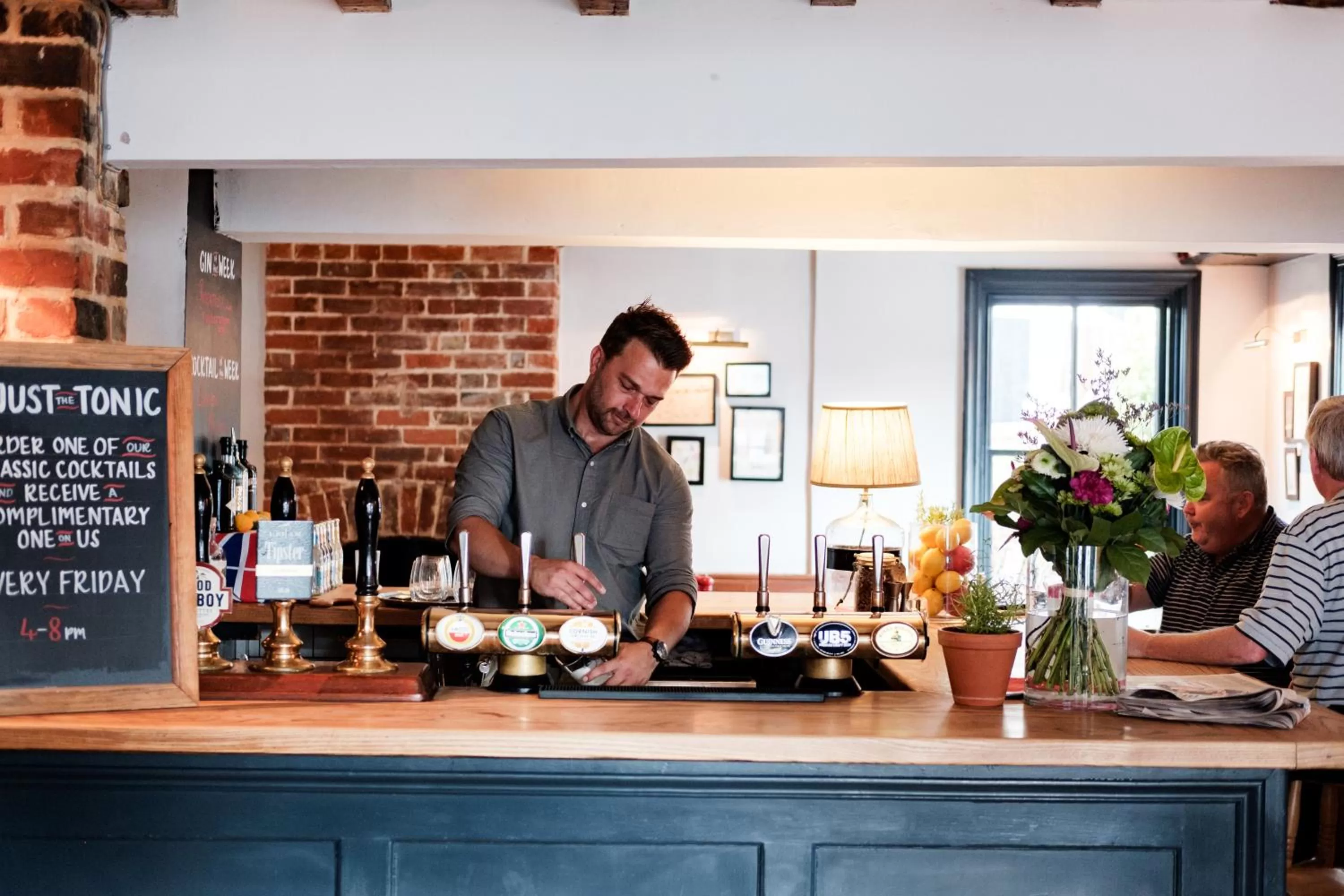 Lounge or bar in Bel and The Dragon-Kingsclere