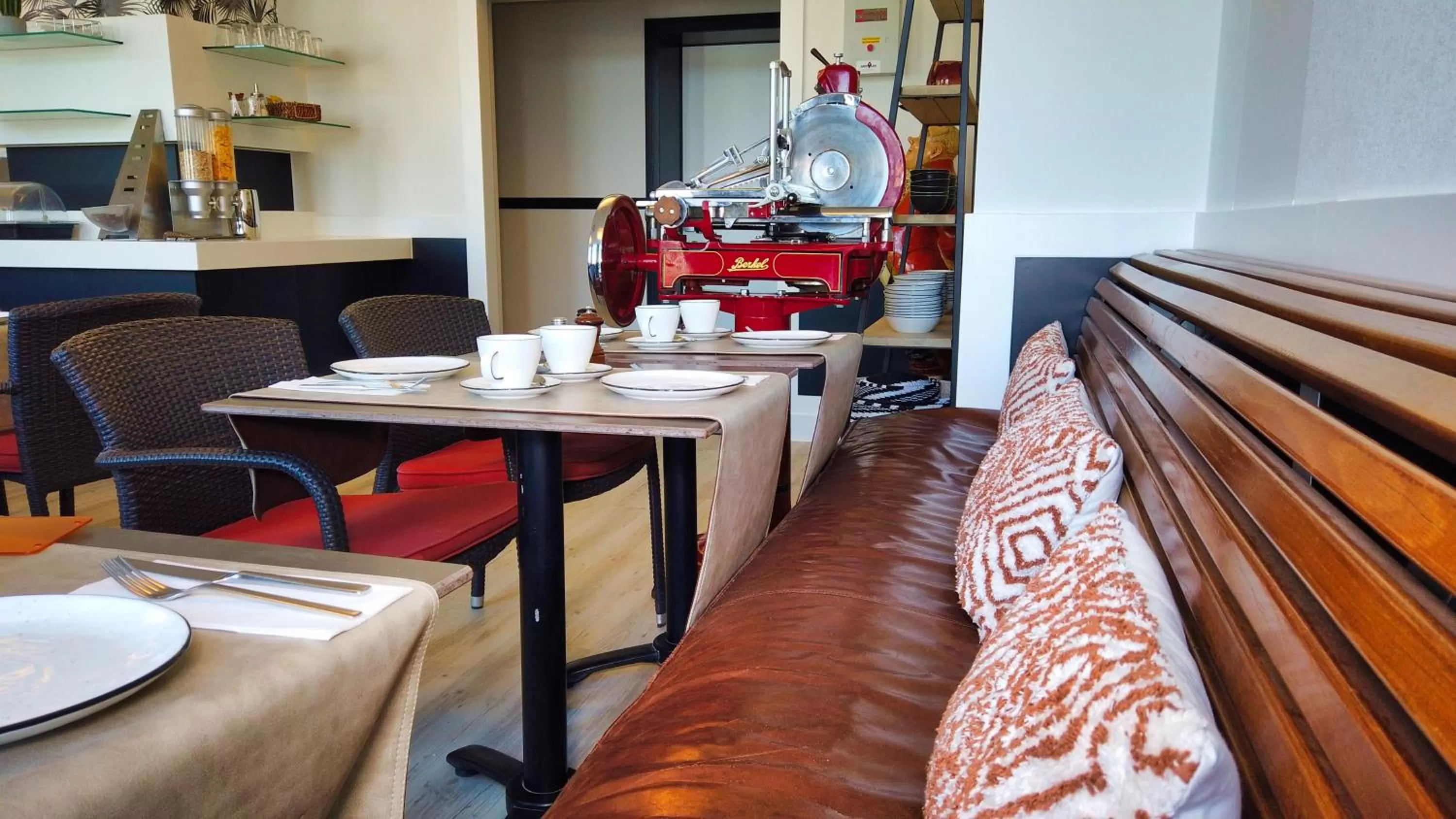 Restaurant/places to eat in Hotel Bliss