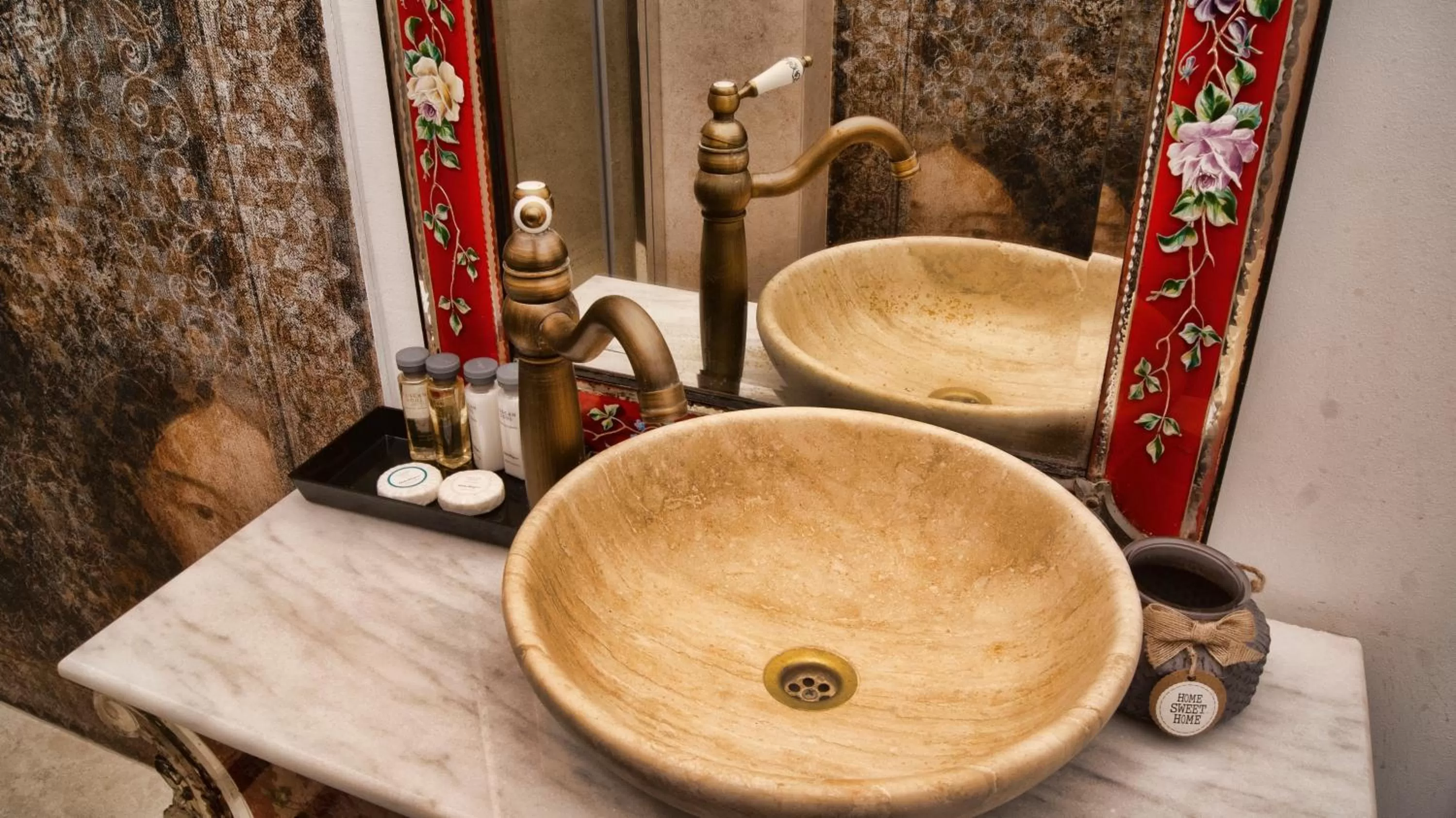 Toilet in Conacul Coroanei Luxury Boutique Hotel