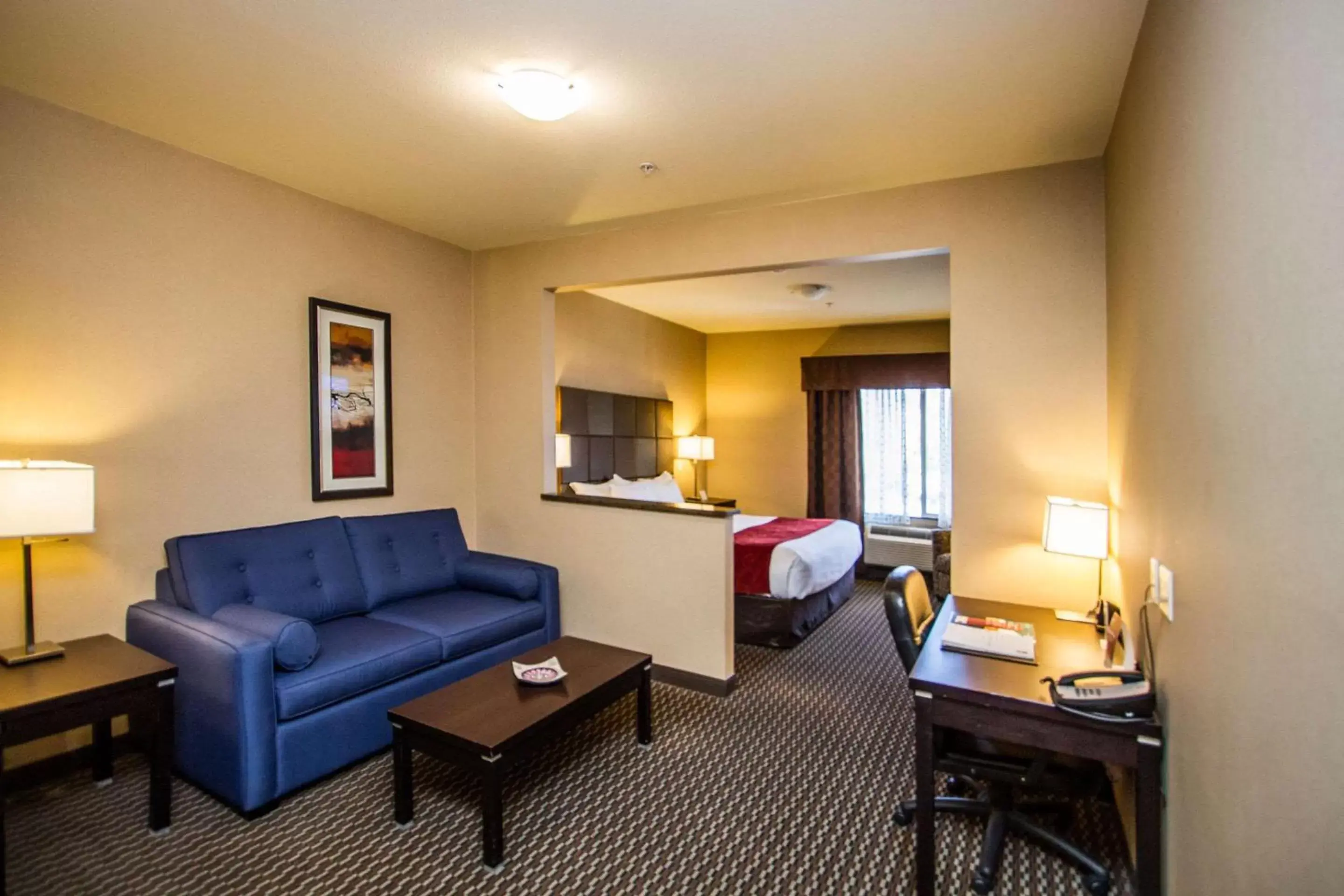 Photo of the whole room, Seating Area in Comfort Suites Kelowna