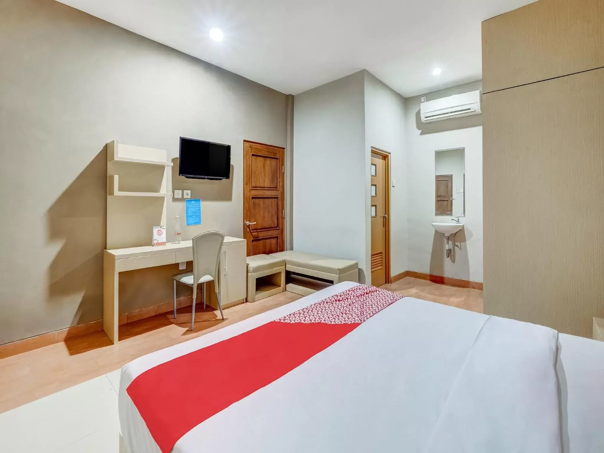 Bedroom, Bed in SUPER OYO Flagship 3726 Tembok Batu Residence