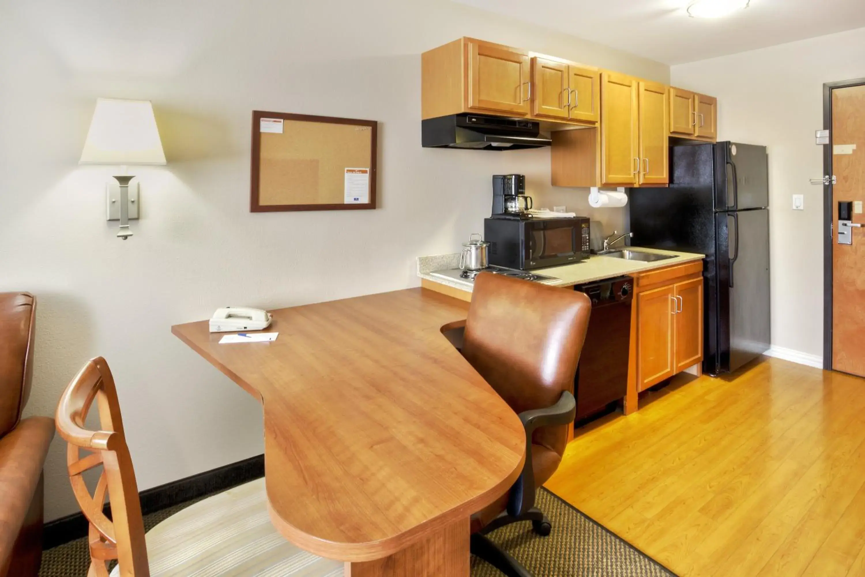 Photo of the whole room, Kitchen/Kitchenette in Candlewood Suites Killeen, an IHG Hotel