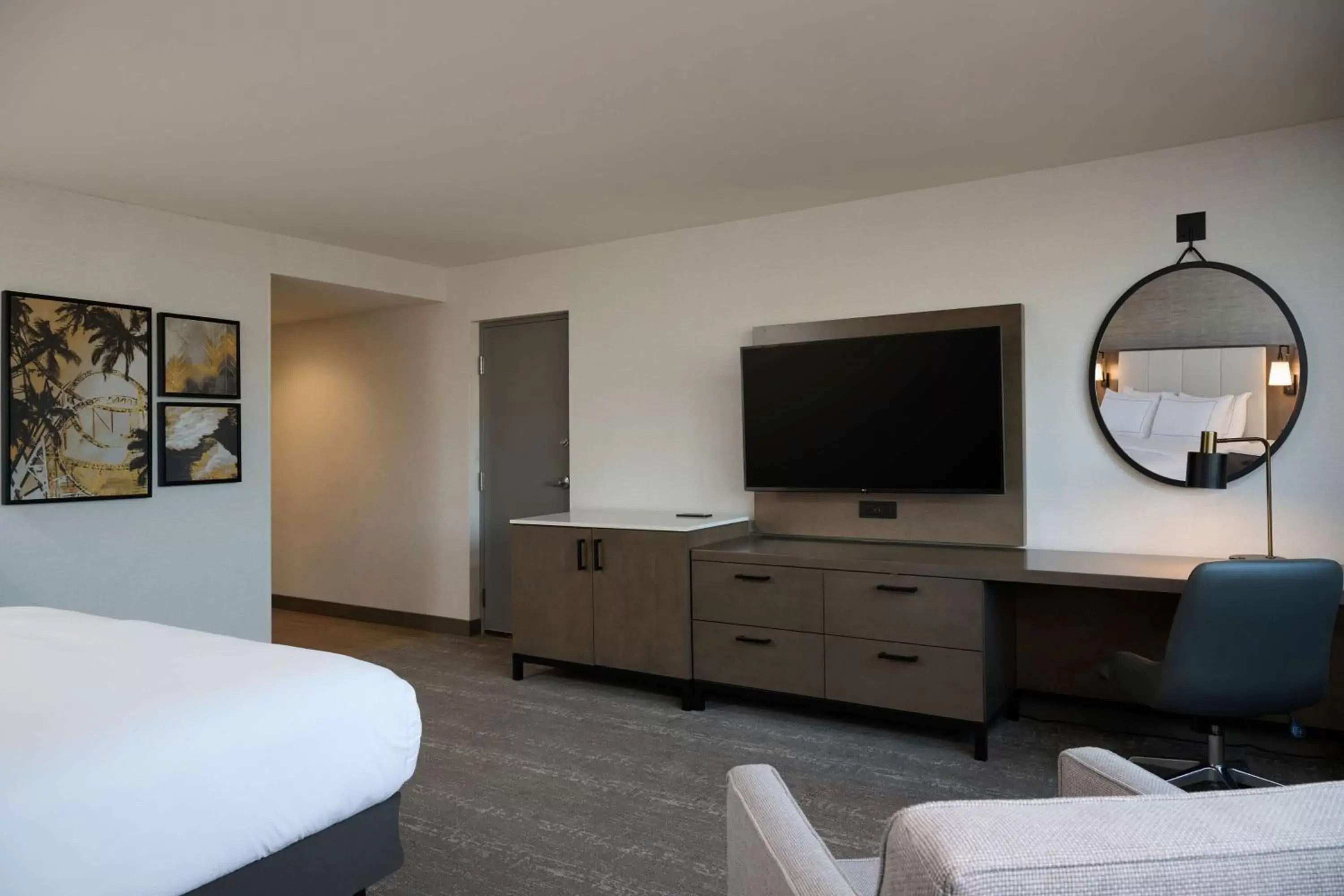 Bedroom, TV/Entertainment Center in Doubletree by Hilton Buena Park