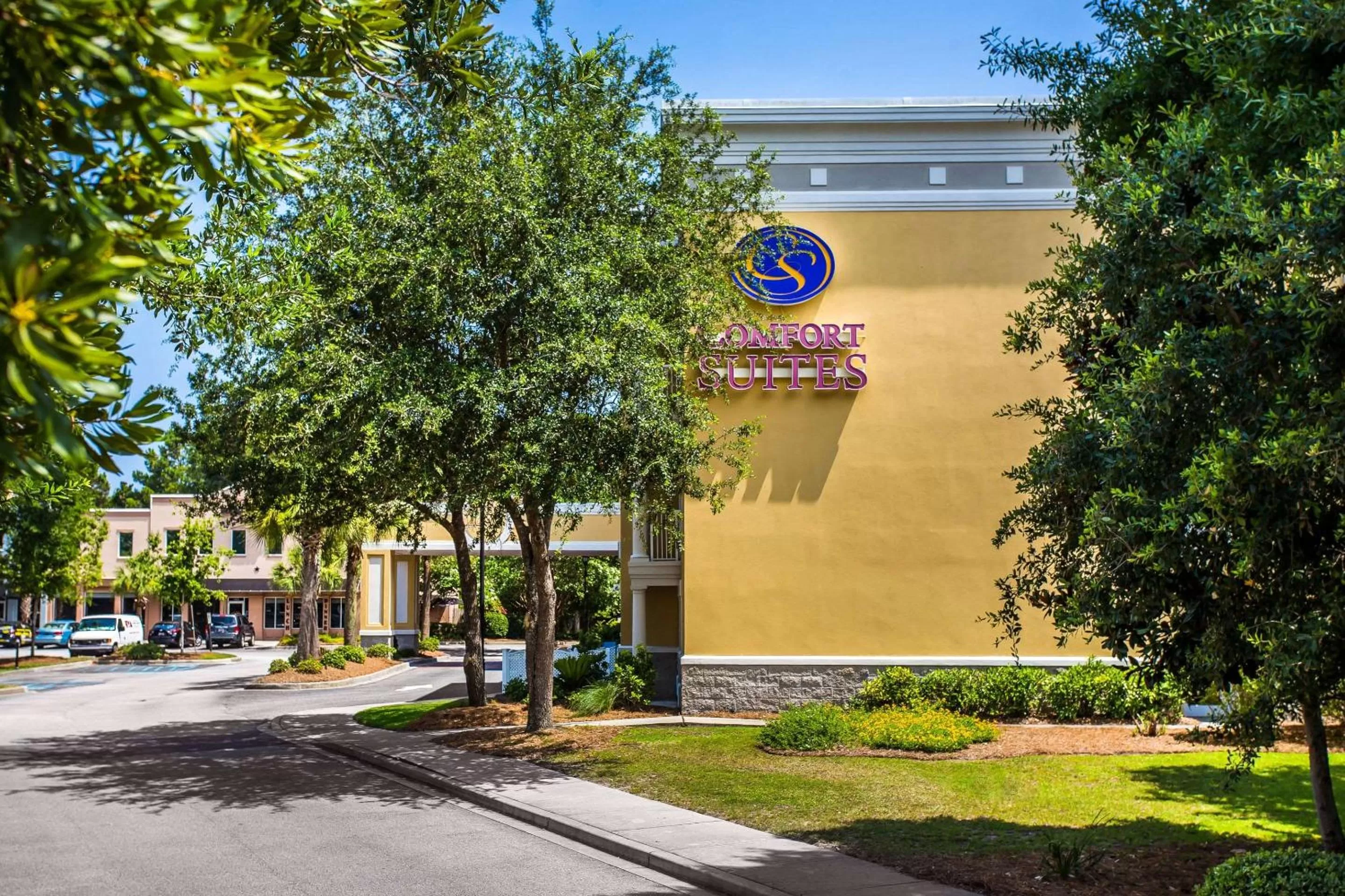Property building in Comfort Suites at Isle of Palms Connector