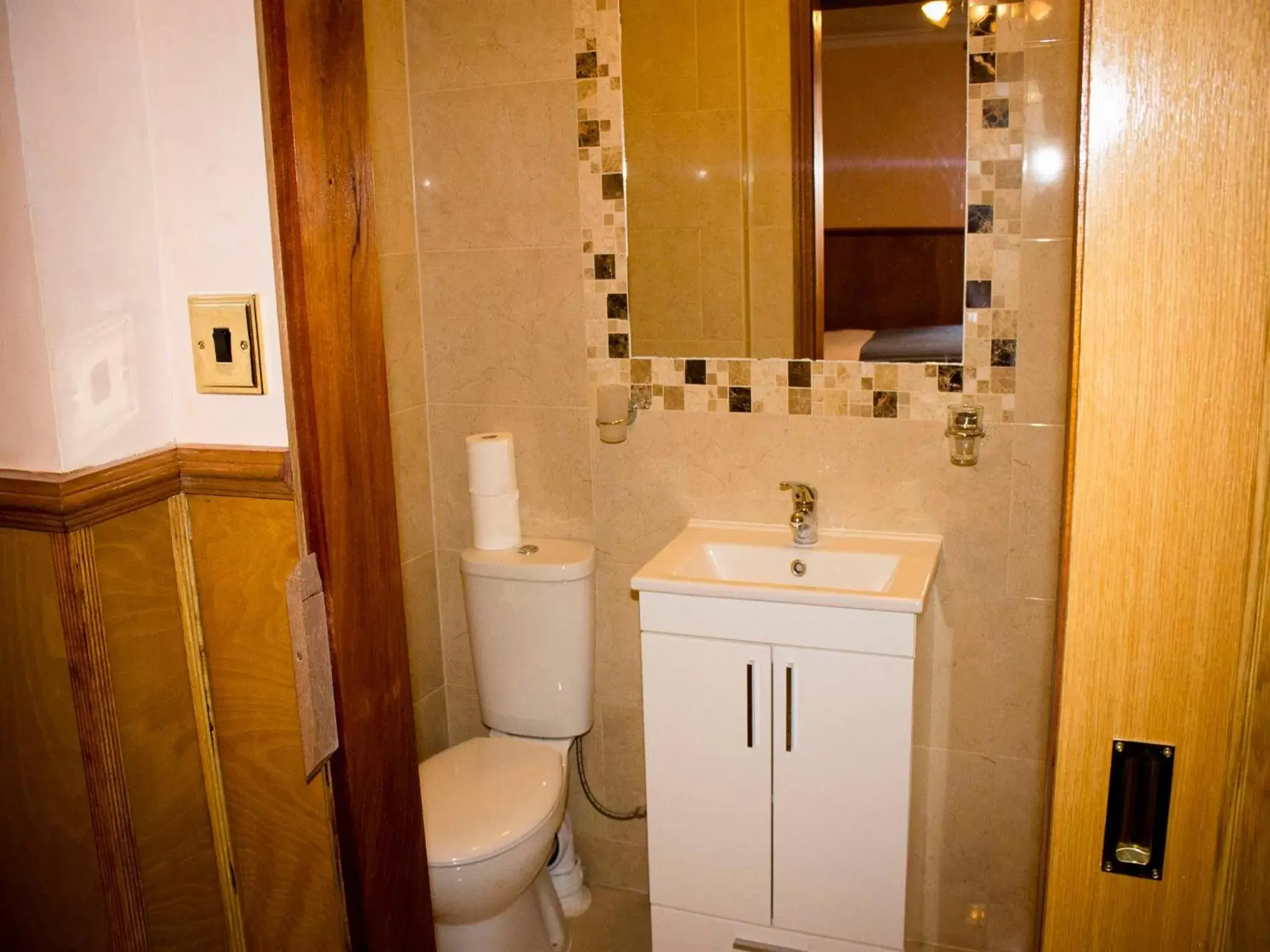 Bathroom in Cricklewood Lodge Hotel