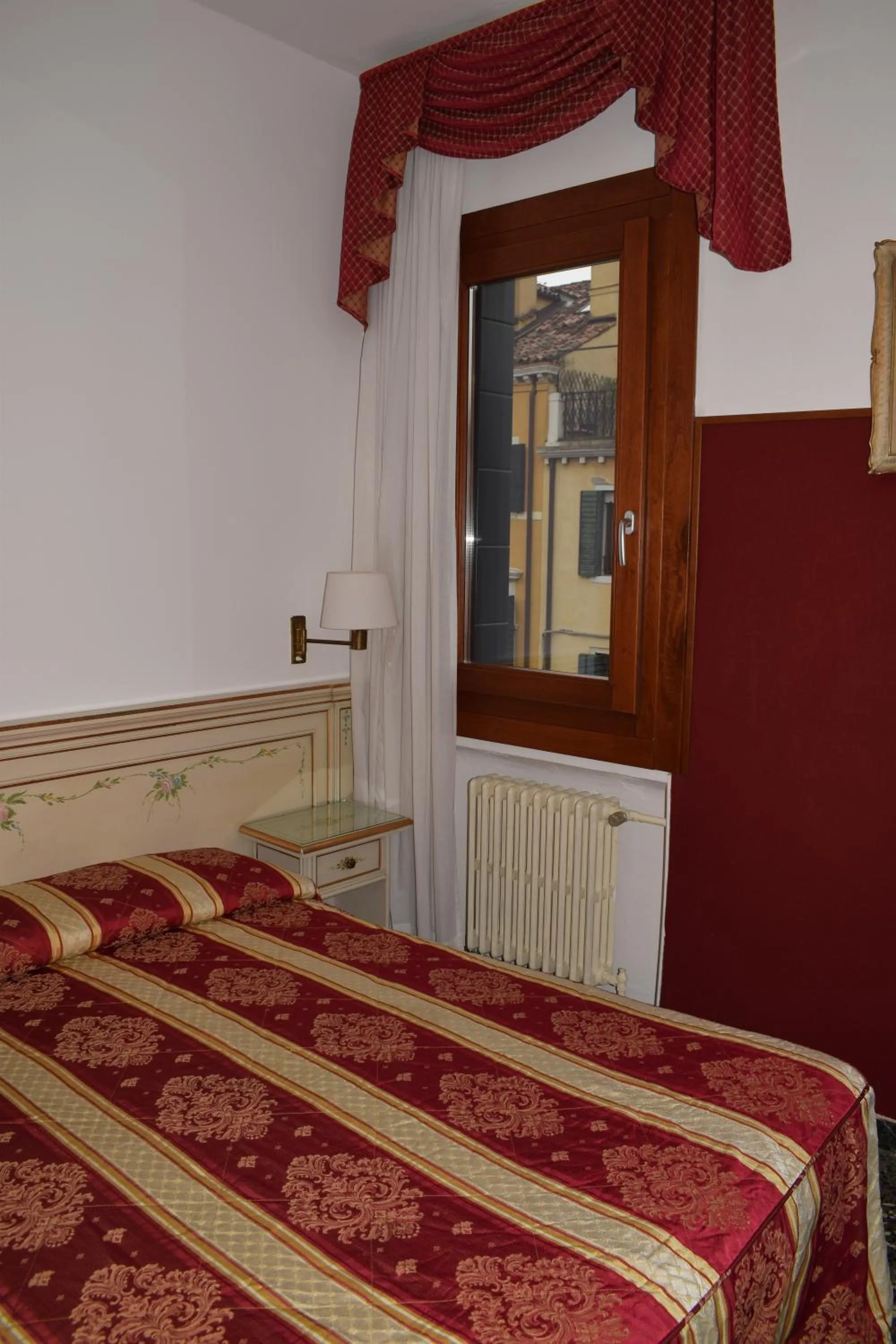 Bed in Albergo Basilea