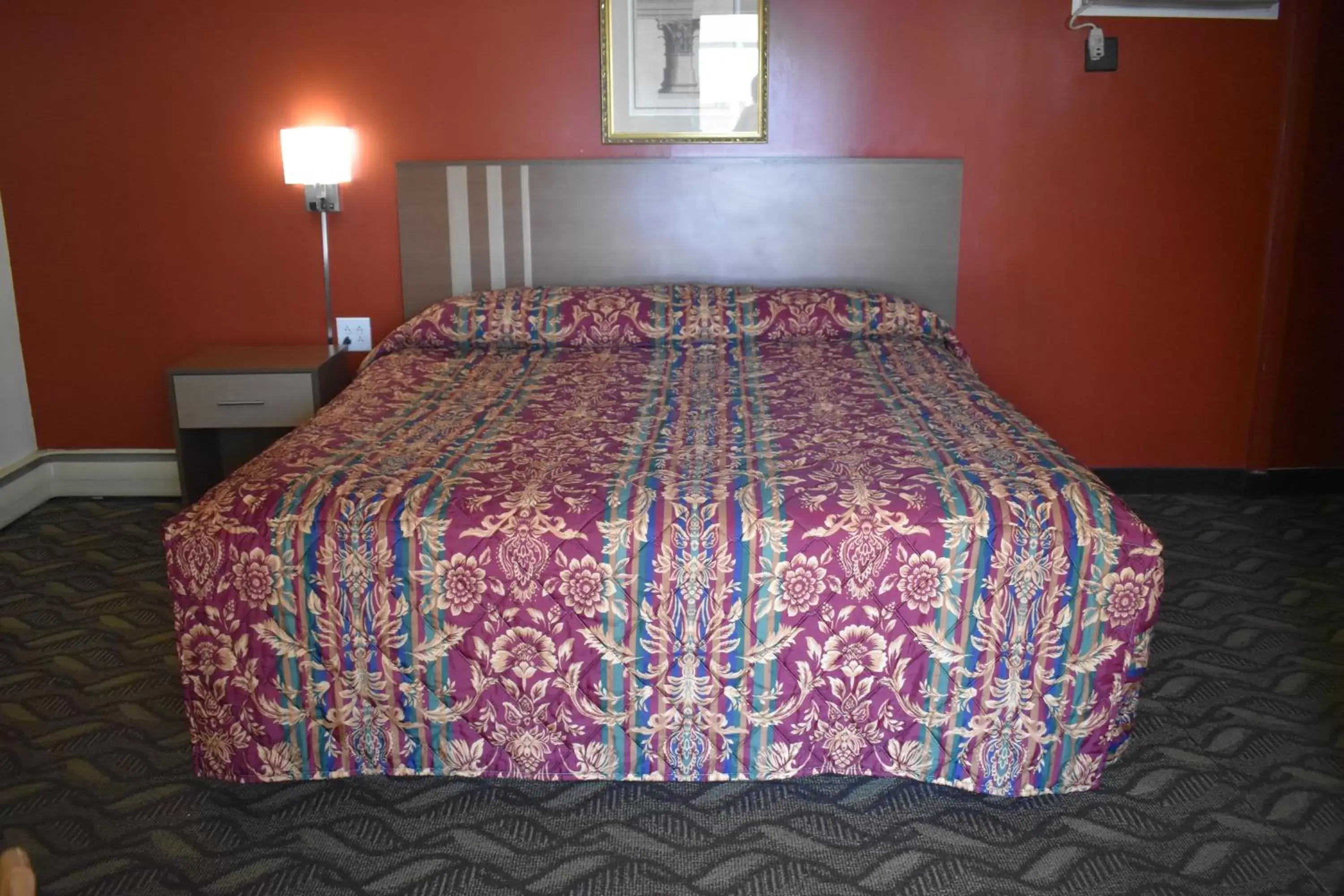 Bed in South Hills Motel