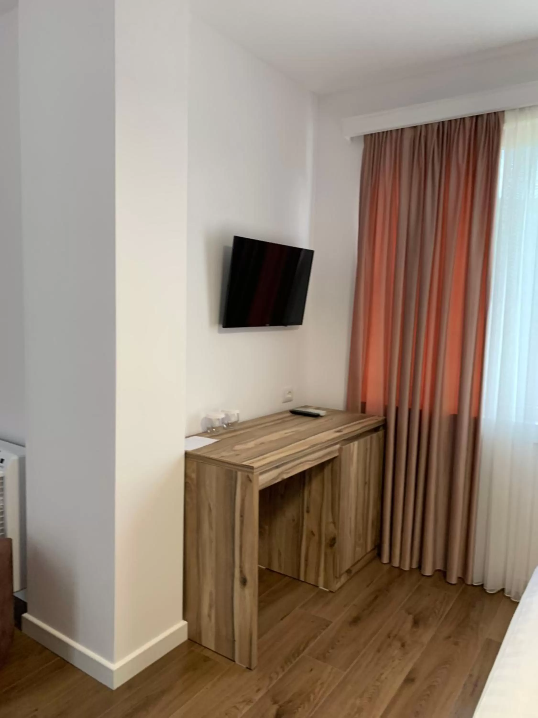 TV and multimedia, TV/Entertainment Center in Grand Hotel Pogradec