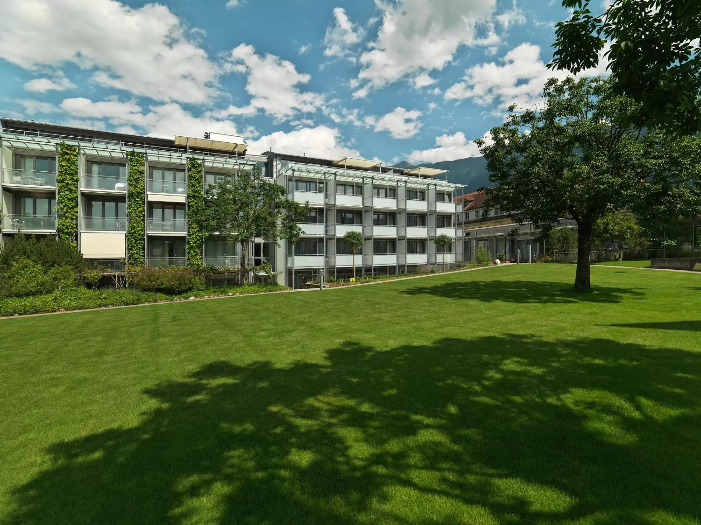 Facade/entrance, Garden in Hotel Artos Interlaken