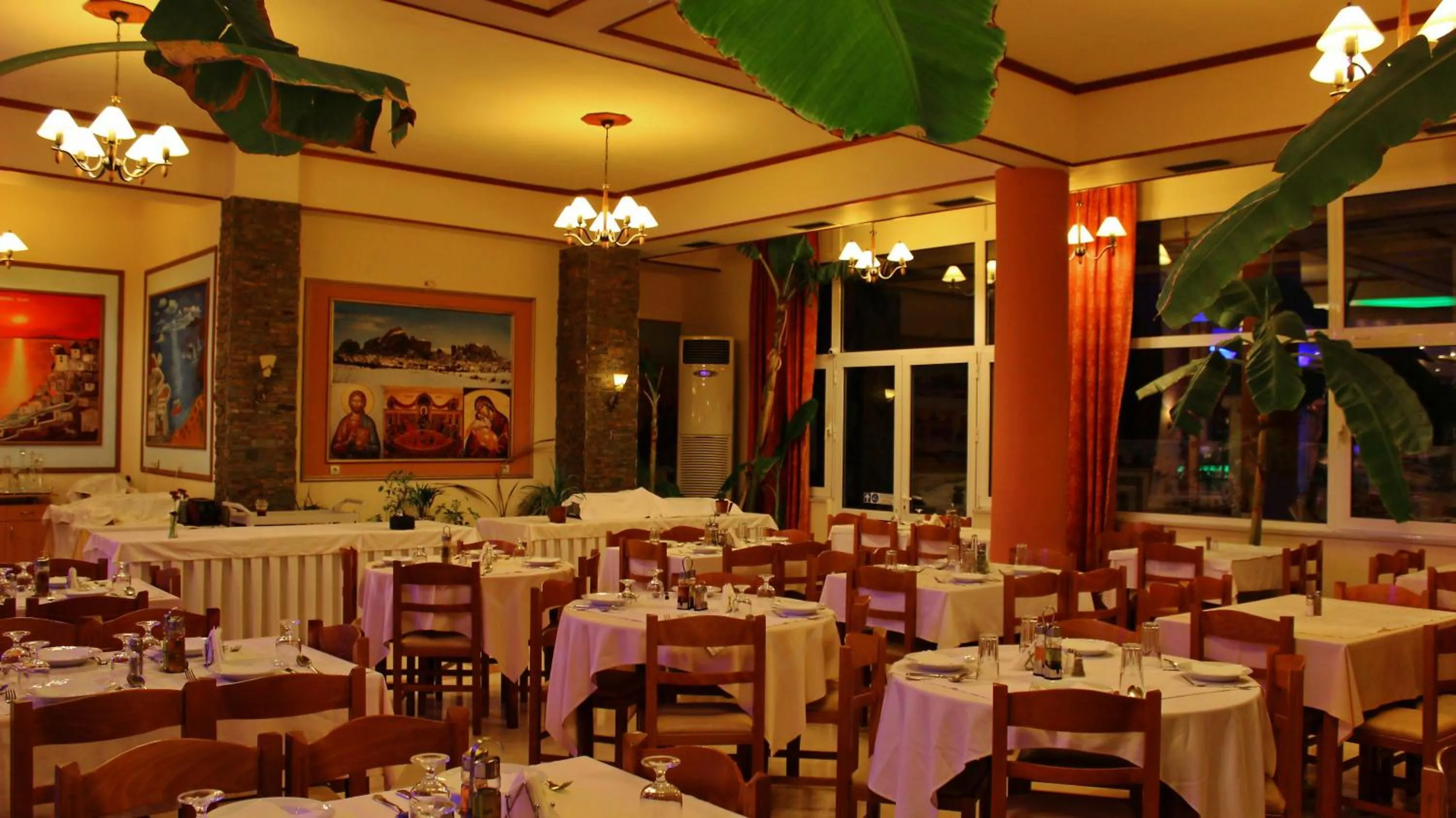 Restaurant/places to eat in Hotel Kosta Famissi