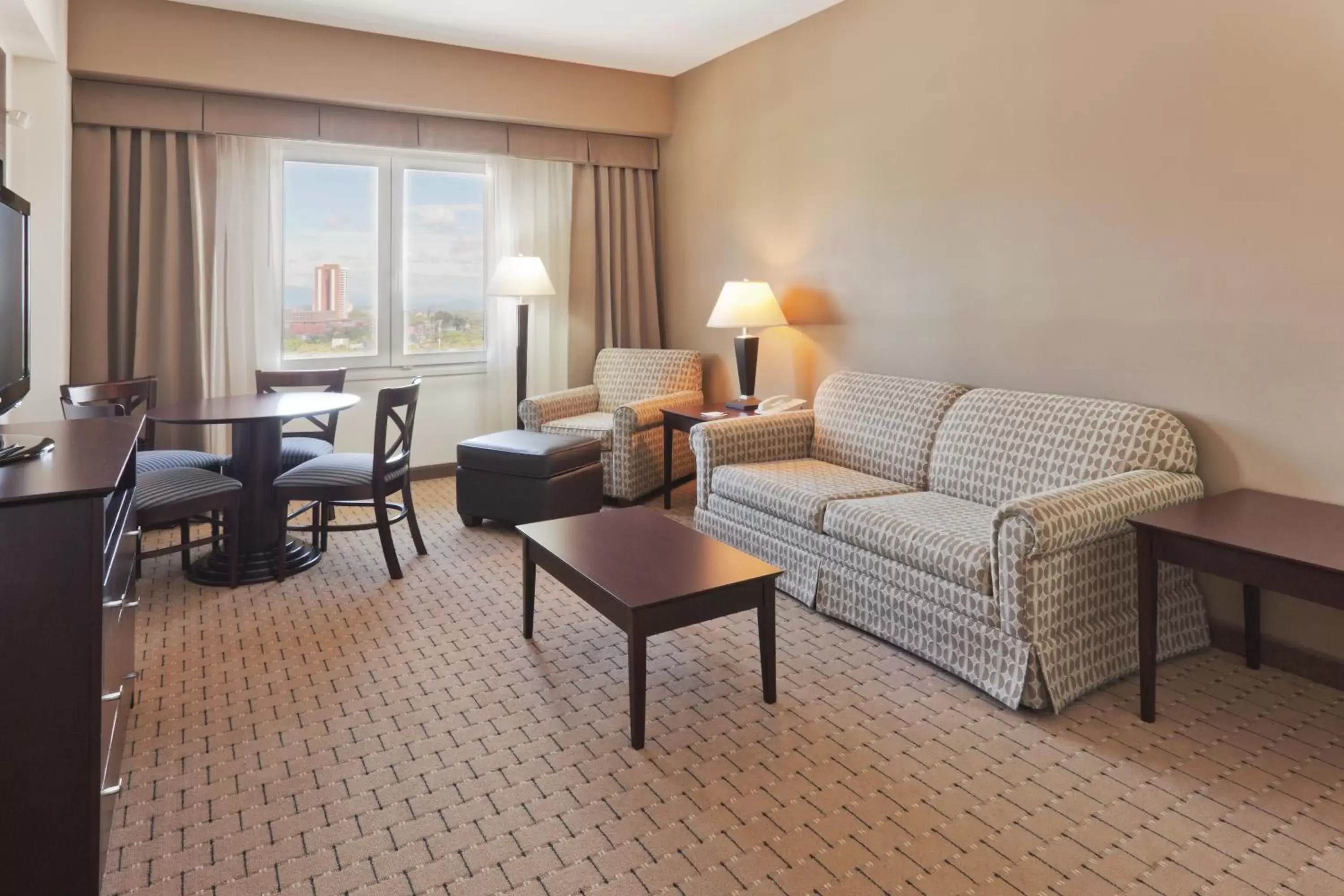 Photo of the whole room, Seating Area in Holiday Inn San Salvador, an IHG Hotel