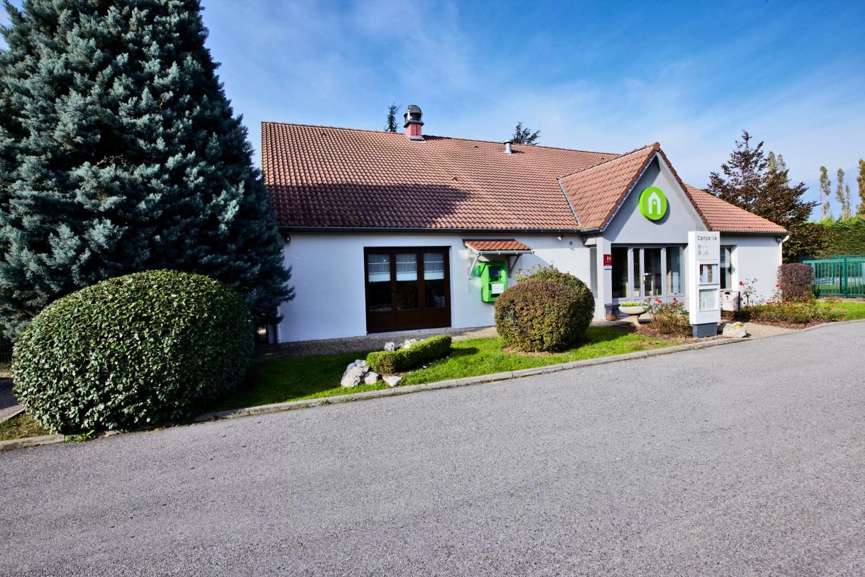 Facade/entrance in Campanile Chanas