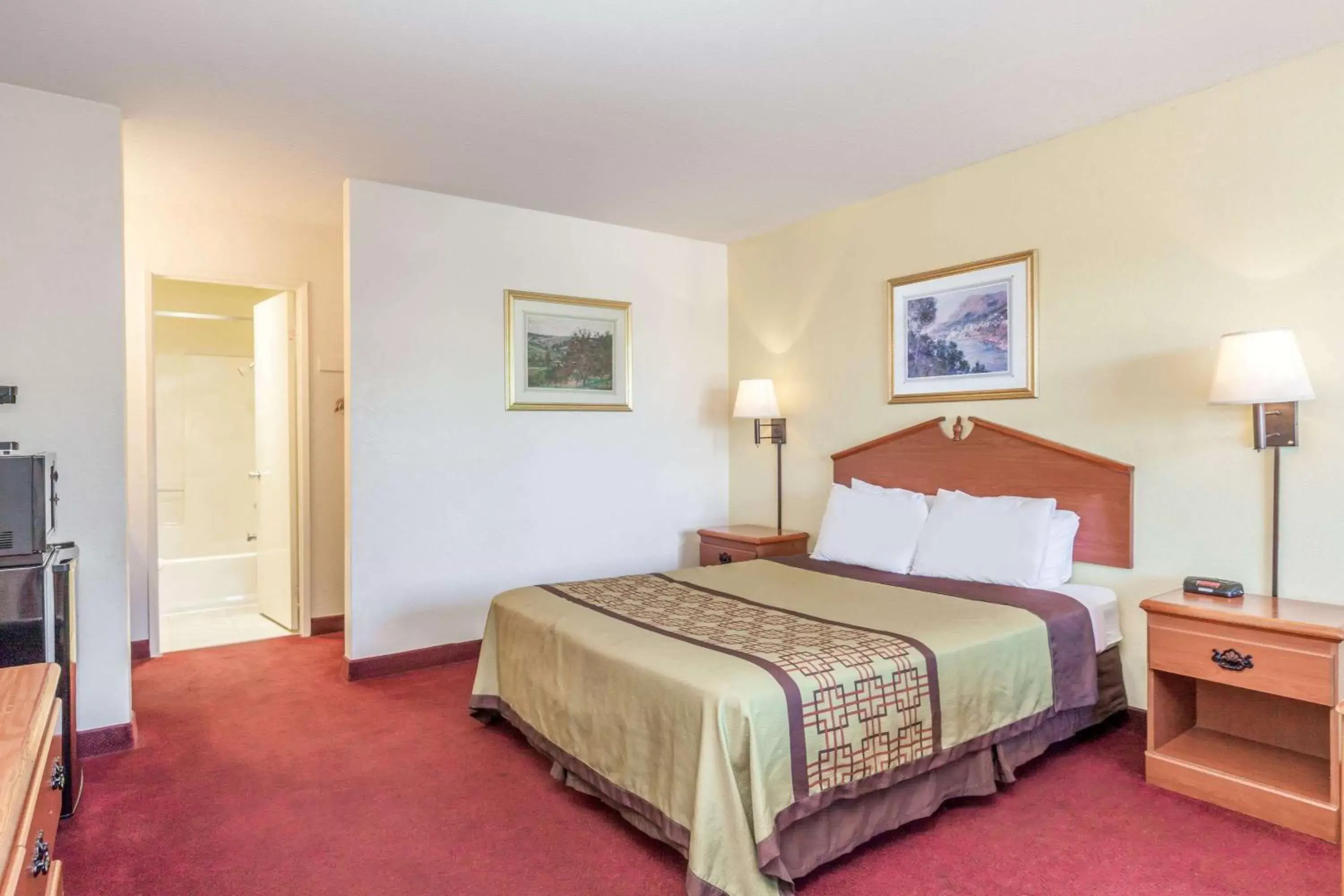 Photo of the whole room, Bed in Super 8 by Wyndham Bakersfield/Central