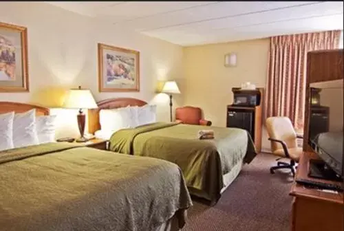 Photo of the whole room, Bed in Quality Inn- Chillicothe