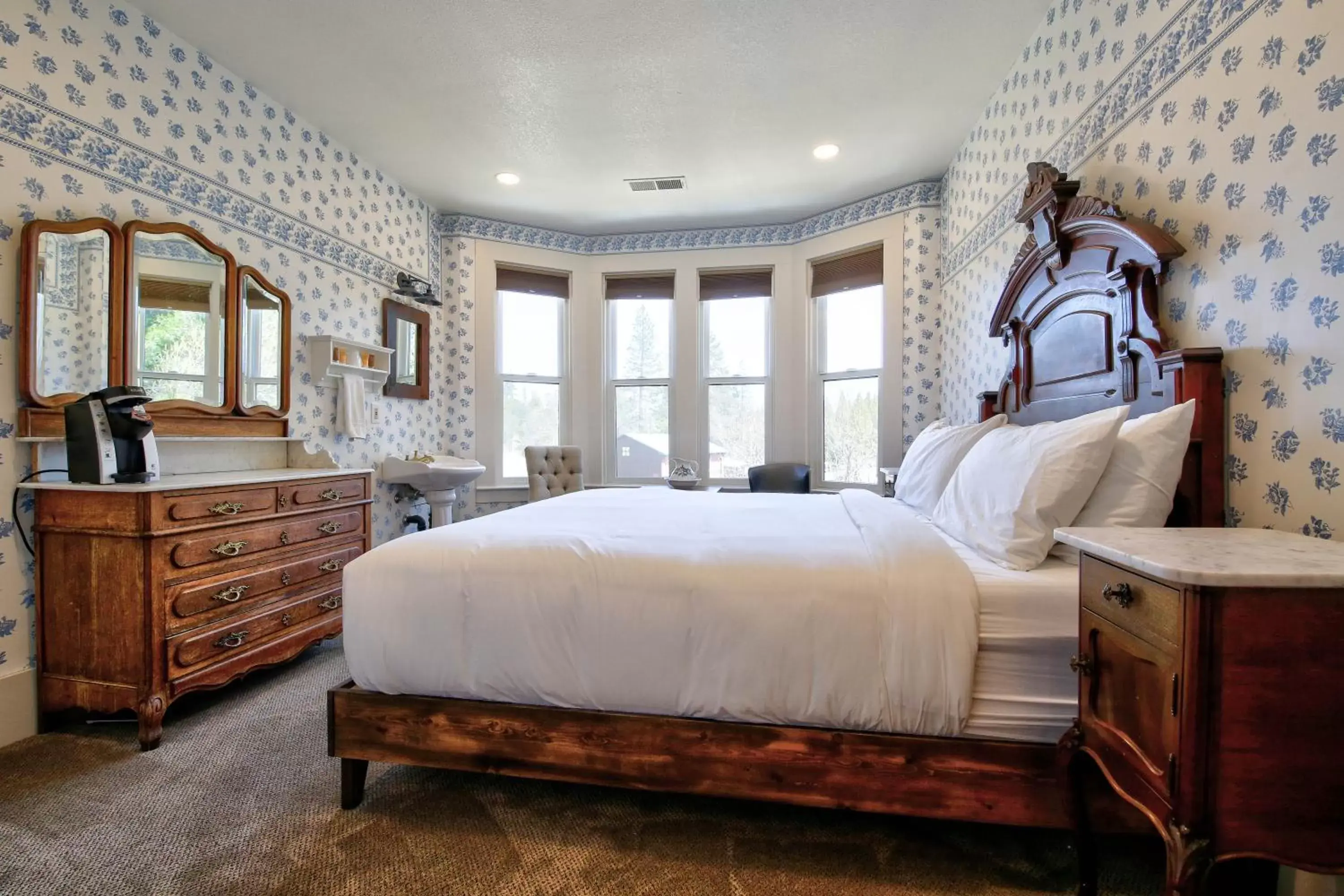 Bedroom in The Groveland Hotel