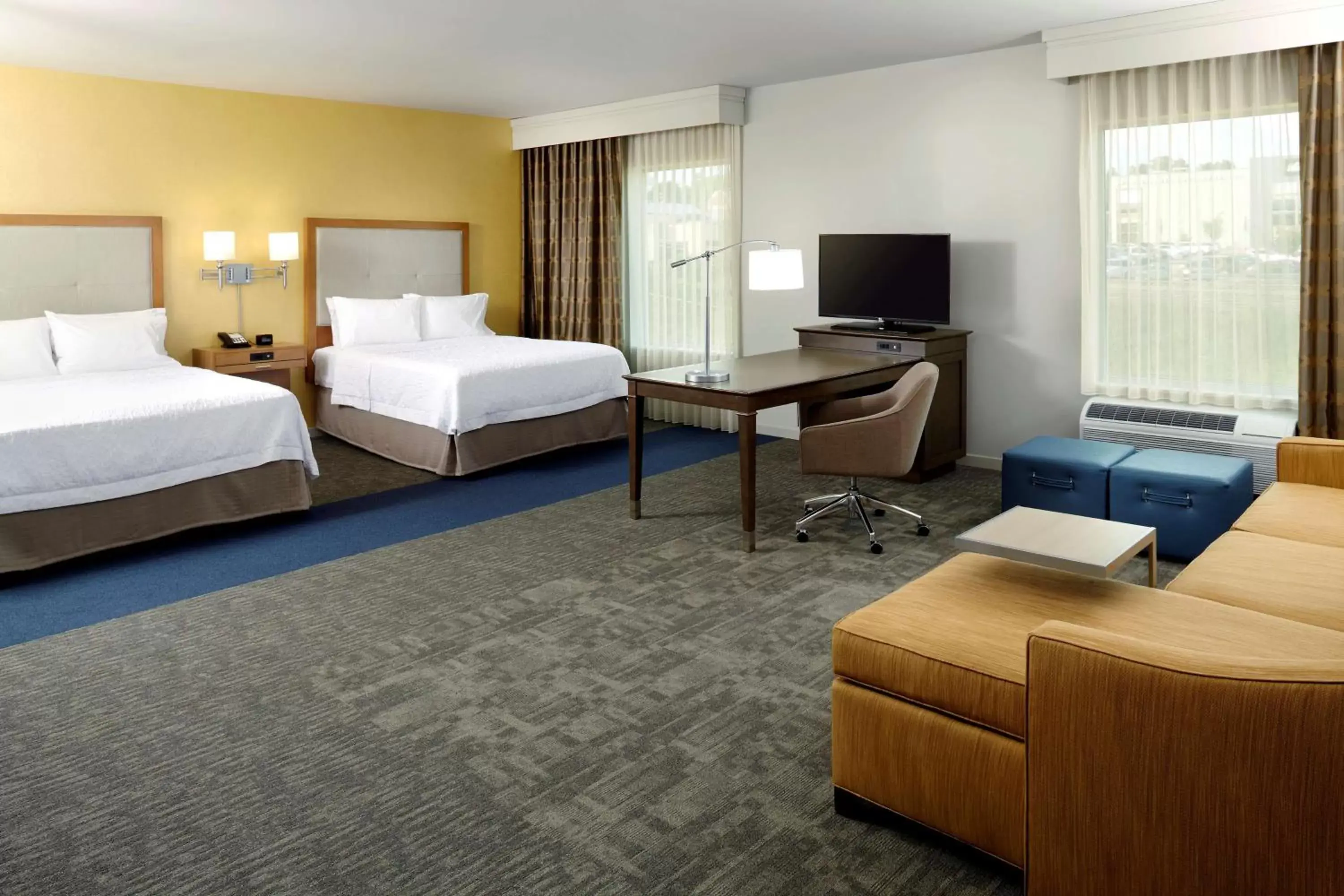 Bed in Hampton Inn & Suites Pittsburgh Airport South/Settlers Ridge