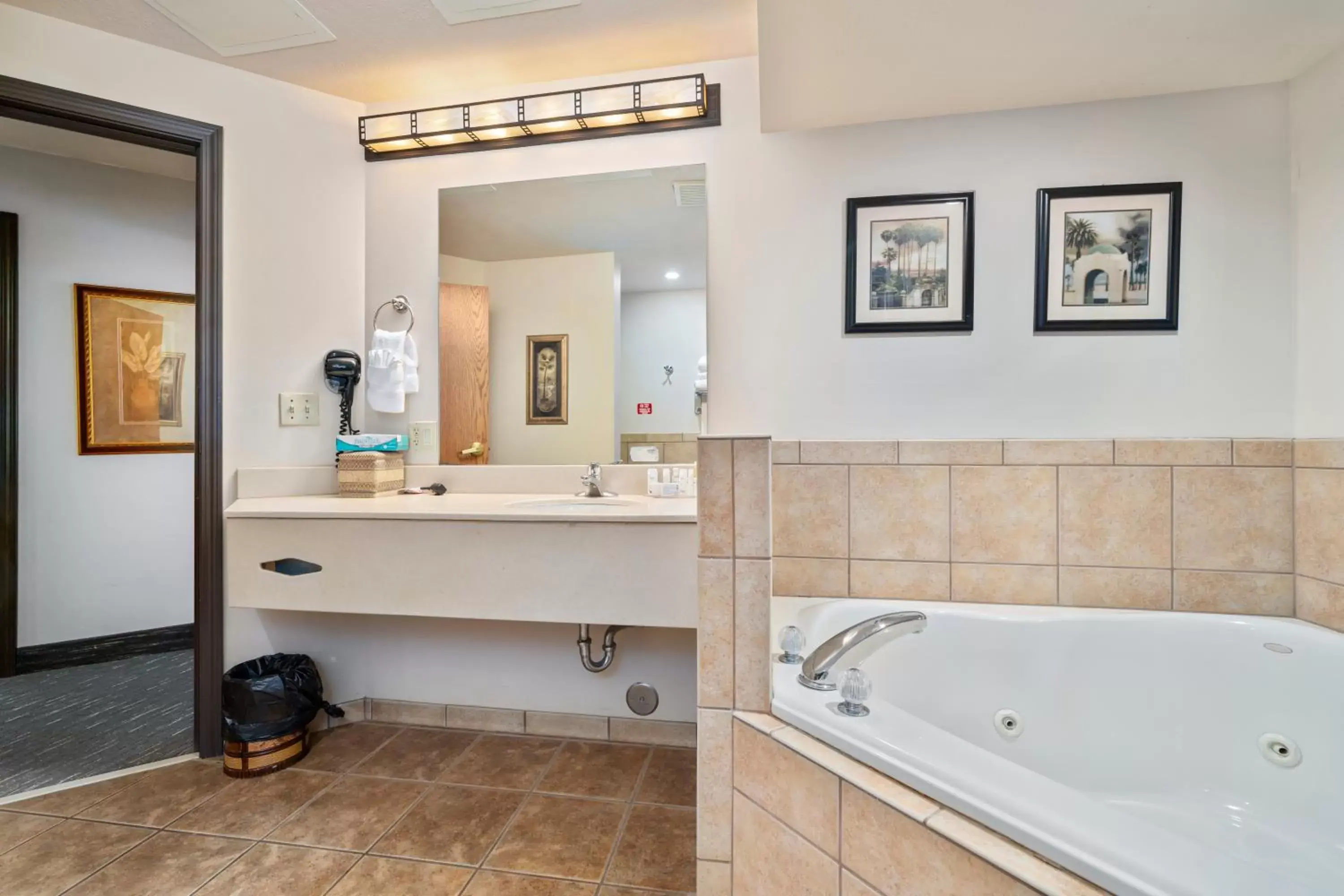 Hot Tub, Bathroom in Ramada by Wyndham Sioux Falls Airport - Waterpark Resort & Event Center